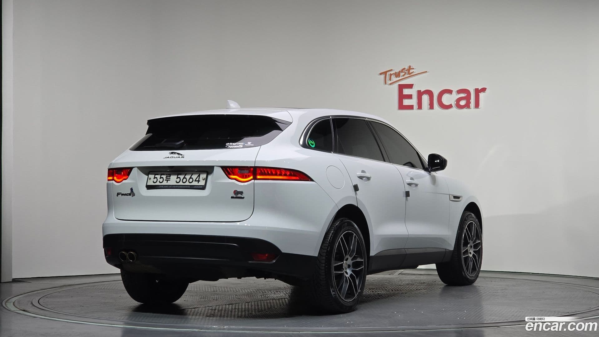 Main__Slider__Photo:F-PACE Jaguar 2018.2-1