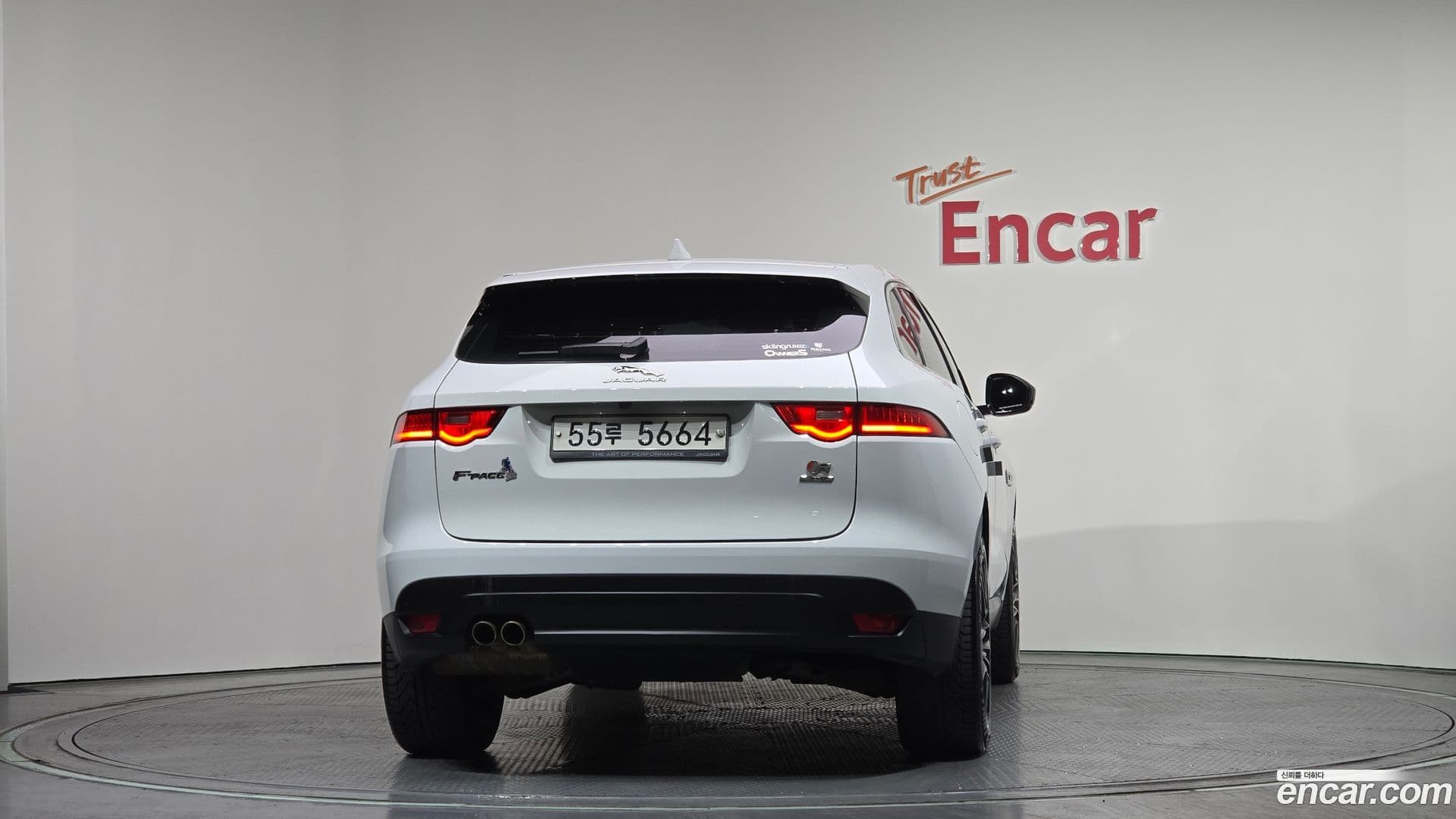 Main__Slider__Photo:F-PACE Jaguar 2018.2-3