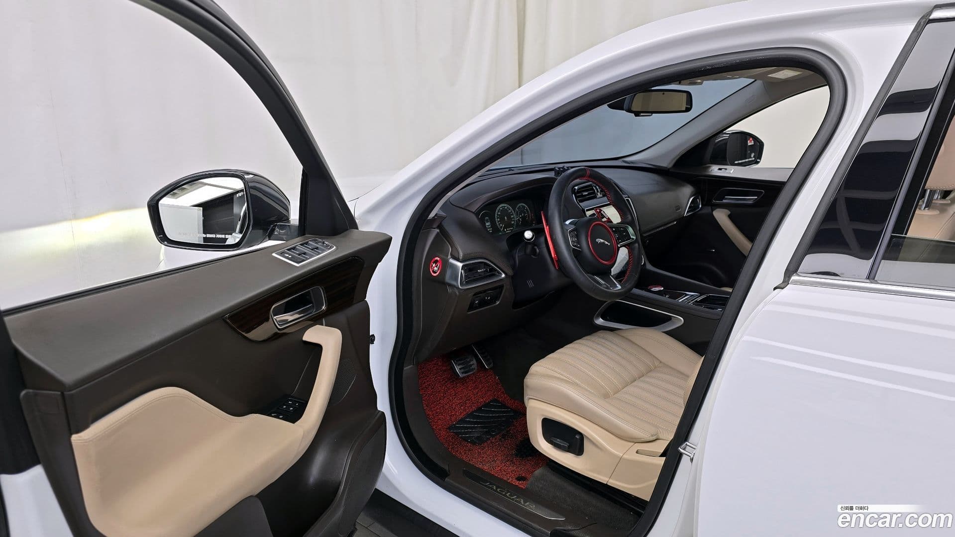 Main__Slider__Photo:F-PACE Jaguar 2018.2-9