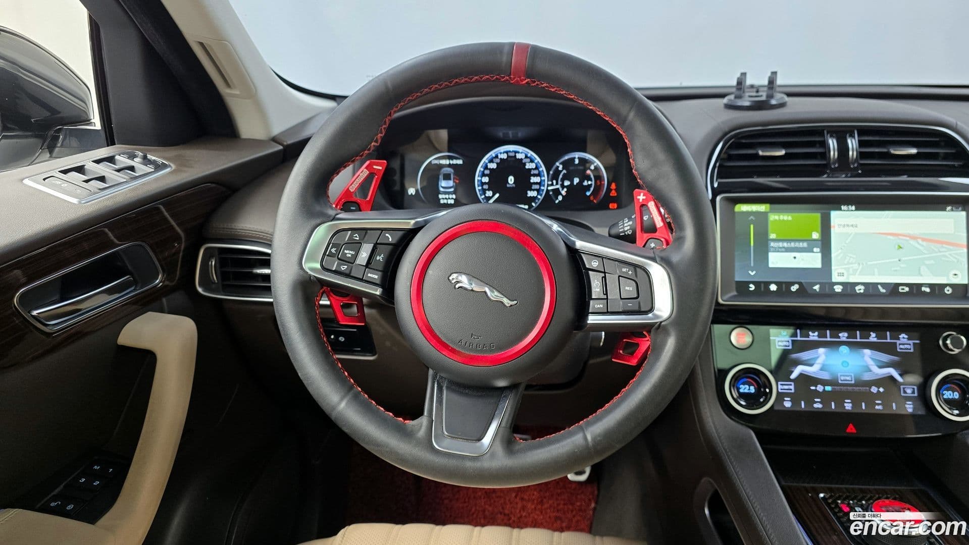 Main__Slider__Photo:F-PACE Jaguar 2018.2-12