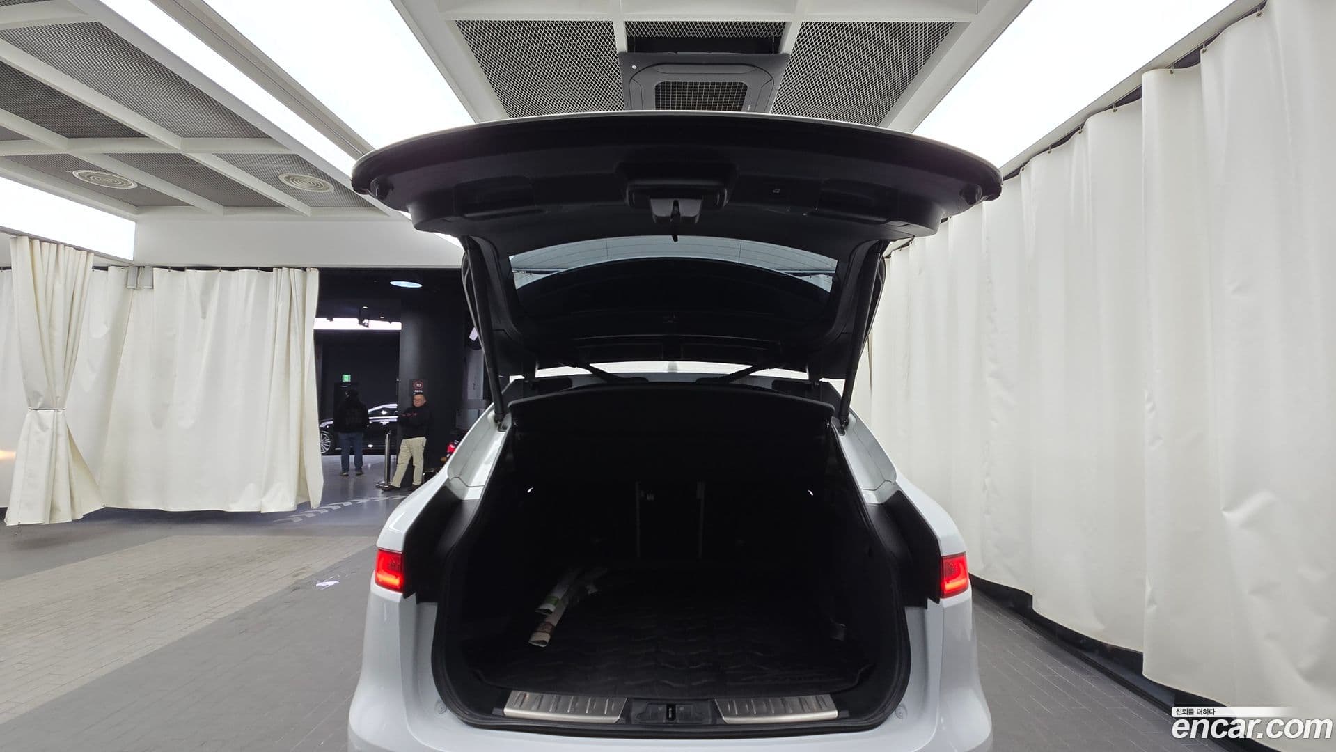 Main__Slider__Photo:F-PACE Jaguar 2018.2-19