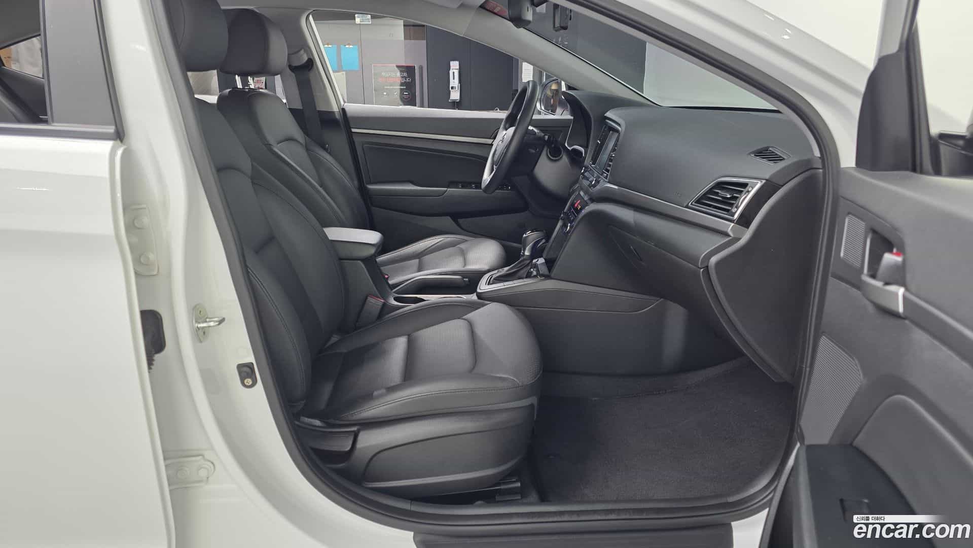 AVANTE Hyundai 2017.4-OPTION-015