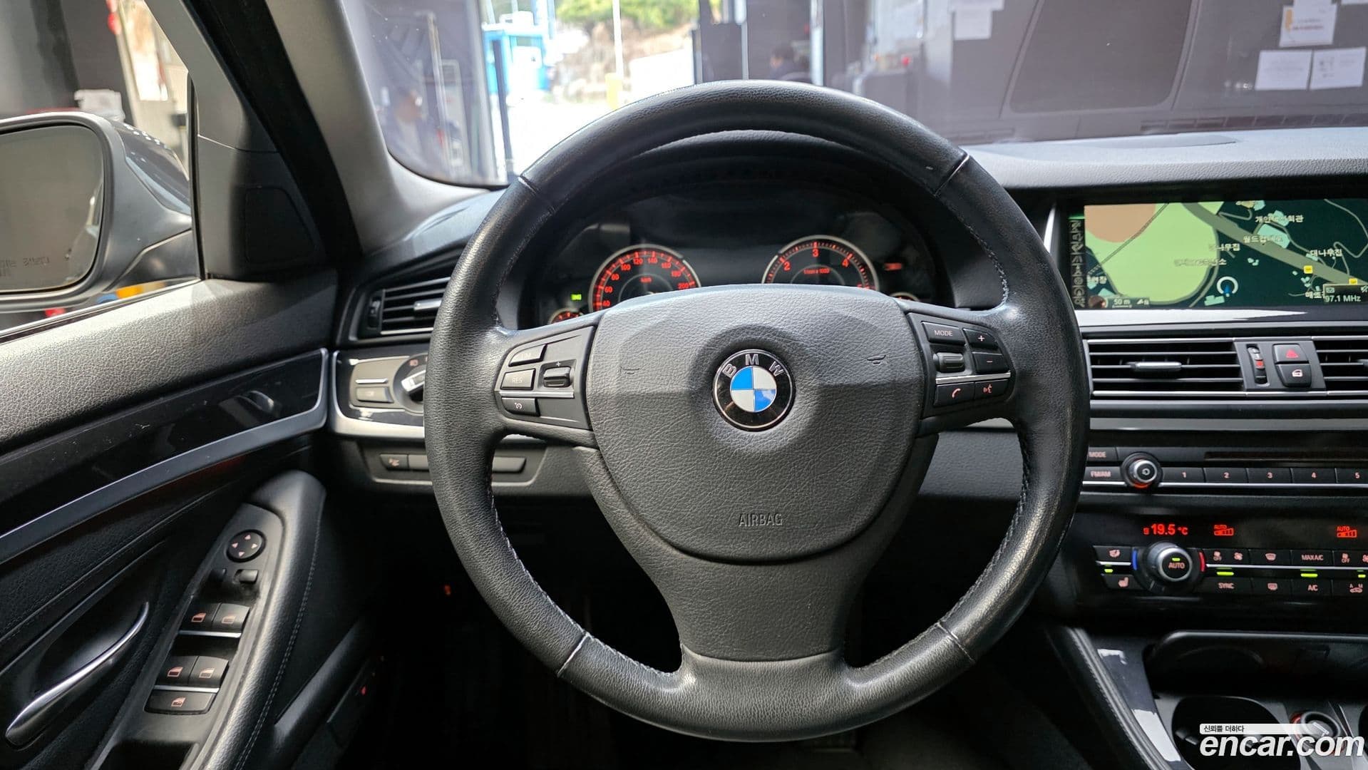 Main__Slider__Photo:5-Series BMW 2015.3-12