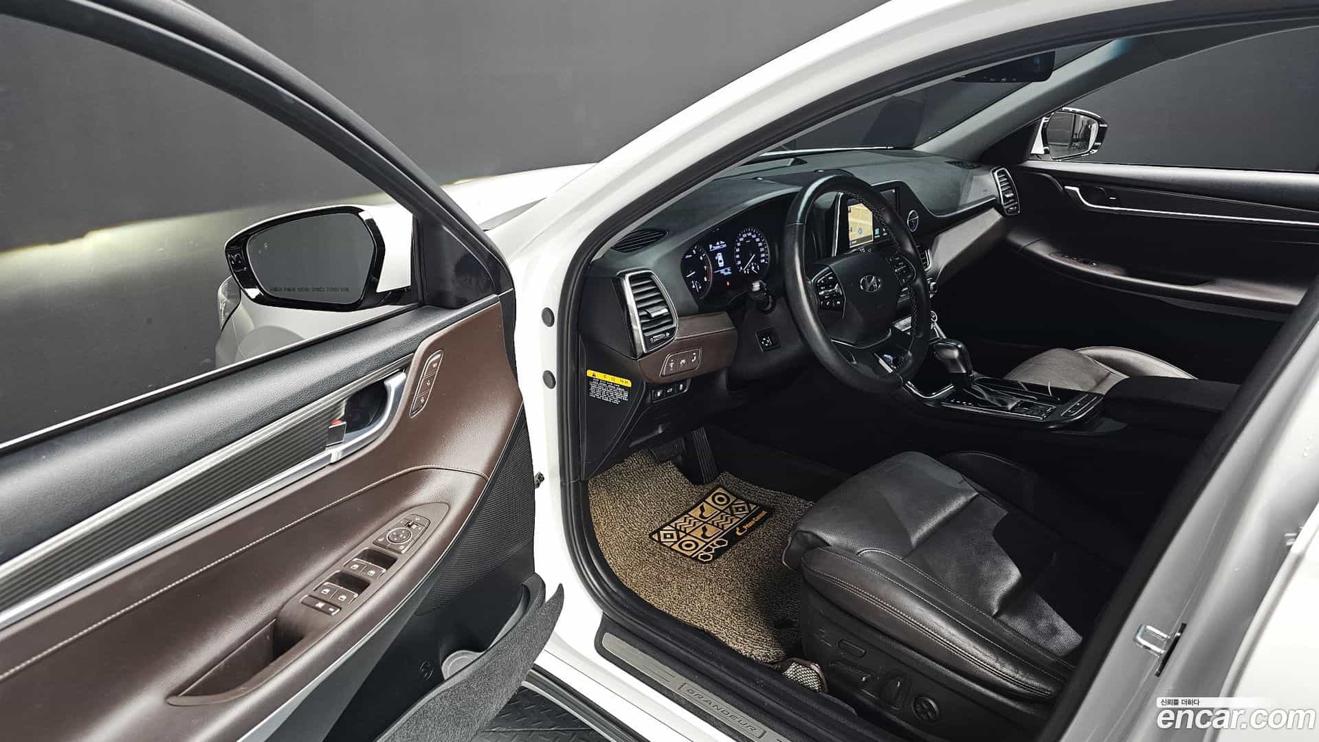 Grandeur Hyundai 2017.8-OPTION-015