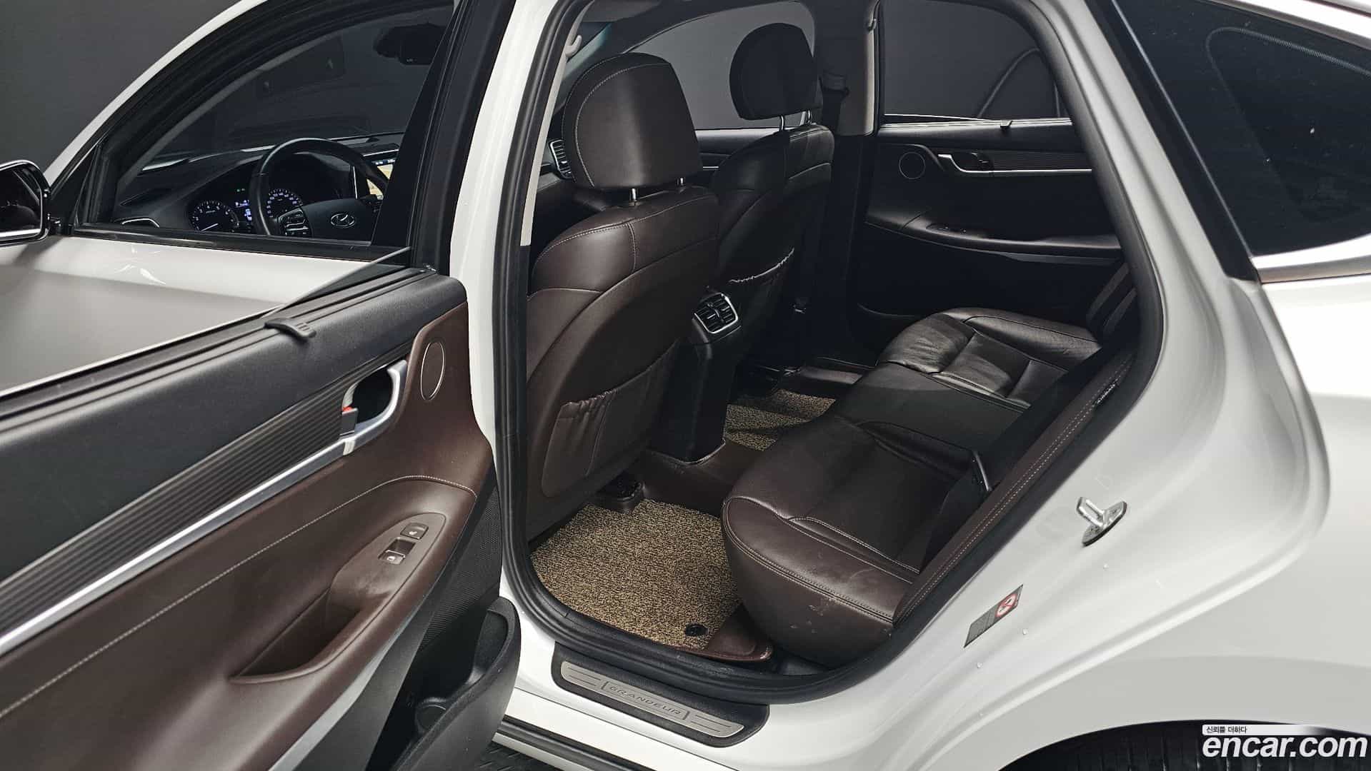 Grandeur Hyundai 2017.8-OPTION-016