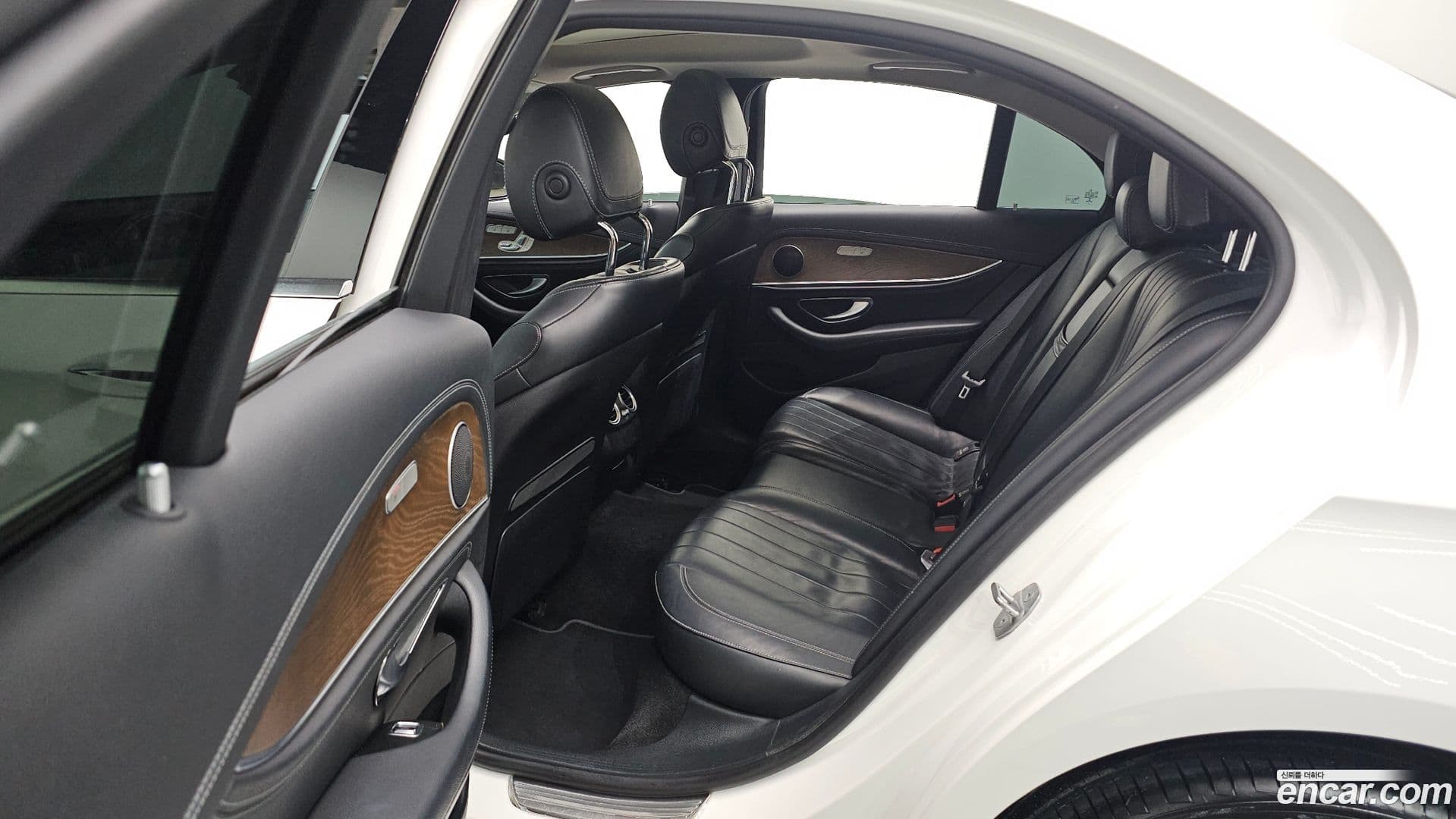 Main__Slider__Photo:E-Class Mercedes-Benz 2017.2-18