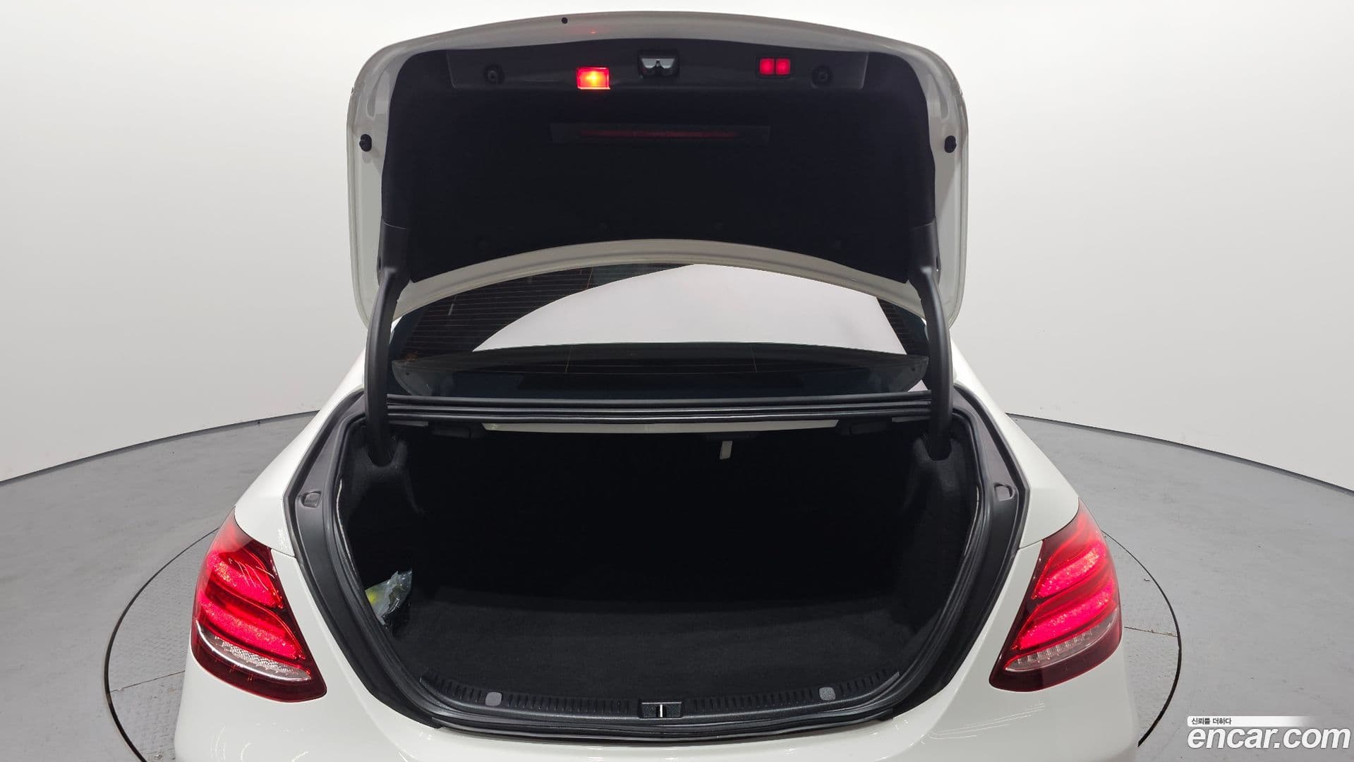 Main__Slider__Photo:E-Class Mercedes-Benz 2017.2-19