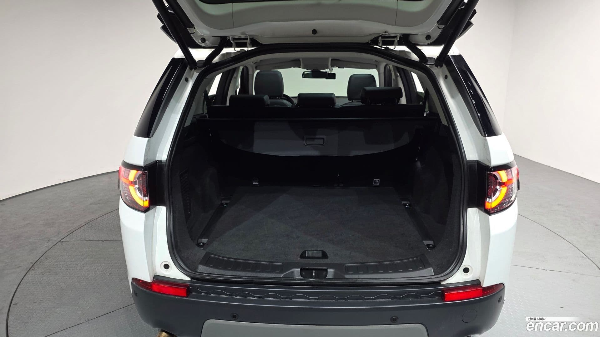 Main__Slider__Photo:Discovery Sport Land Rover 2019.11-19