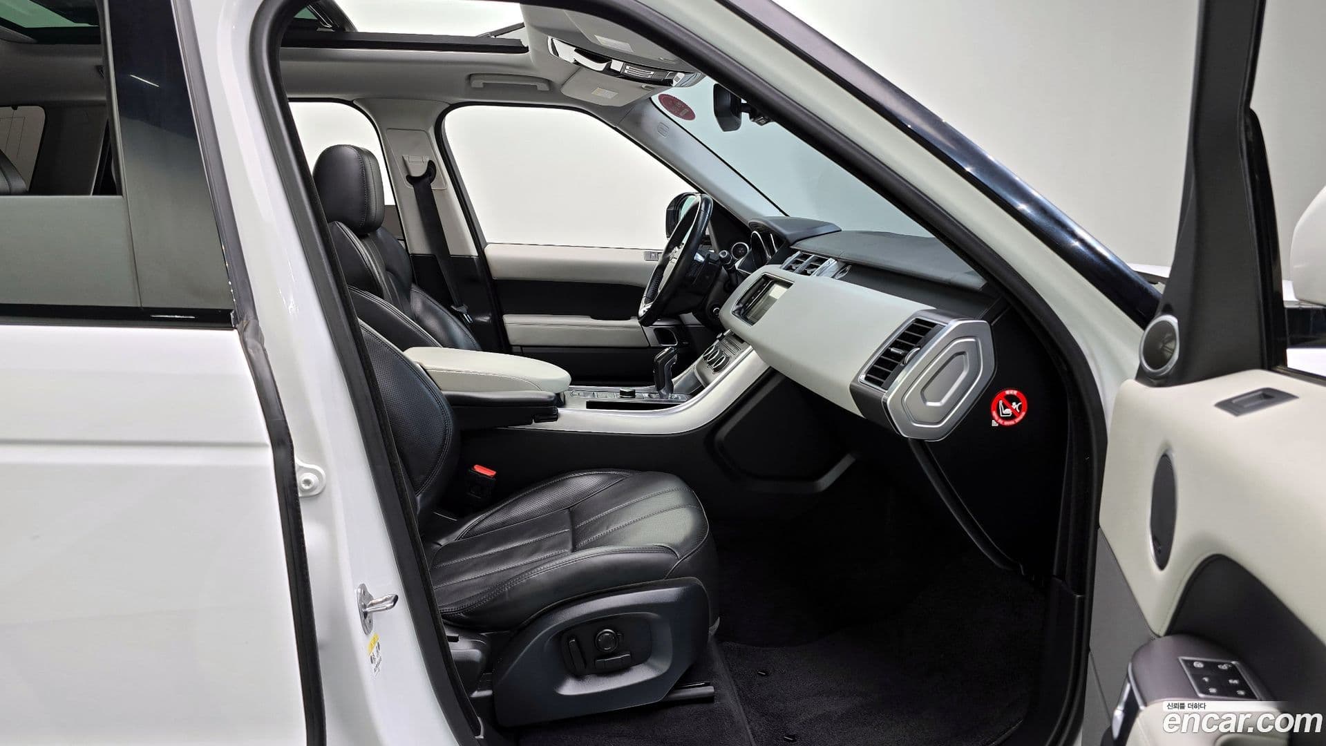 Main__Slider__Photo:Range Rover Sport Land Rover 2016.3-9