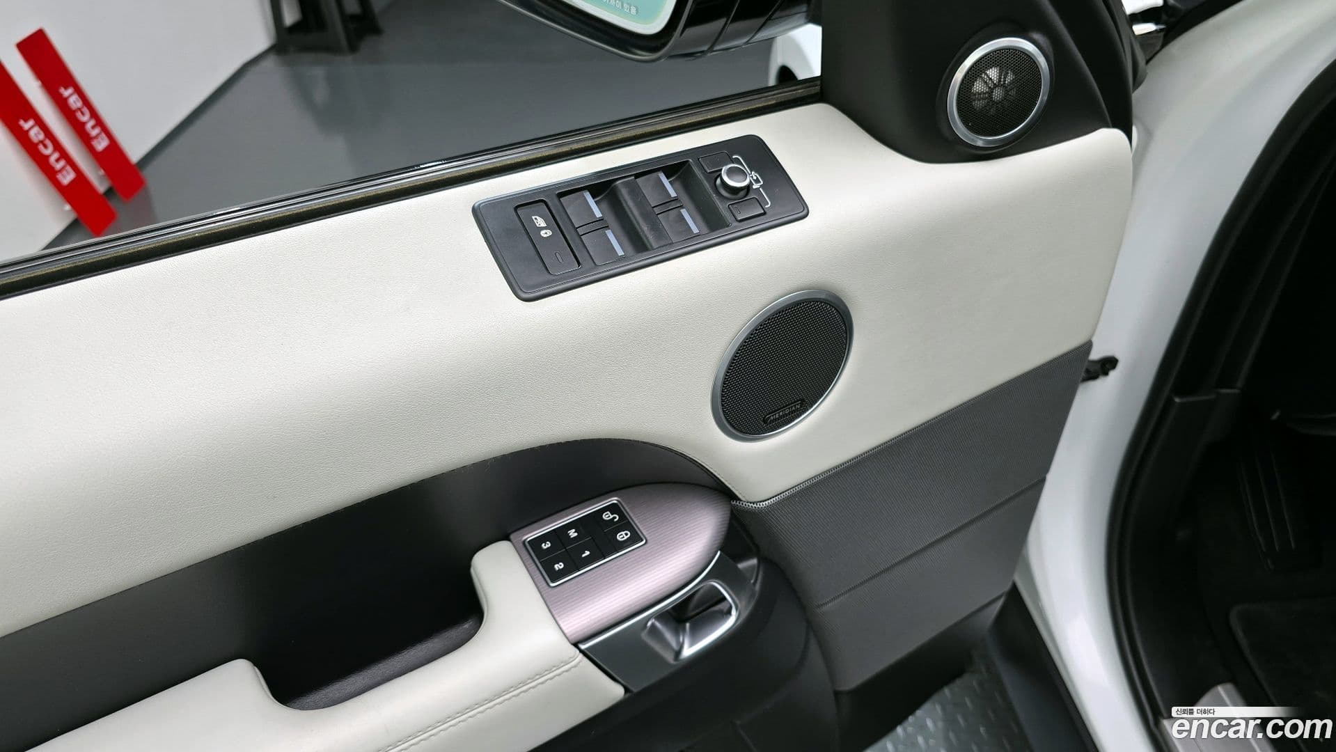 Main__Slider__Photo:Range Rover Sport Land Rover 2016.3-18