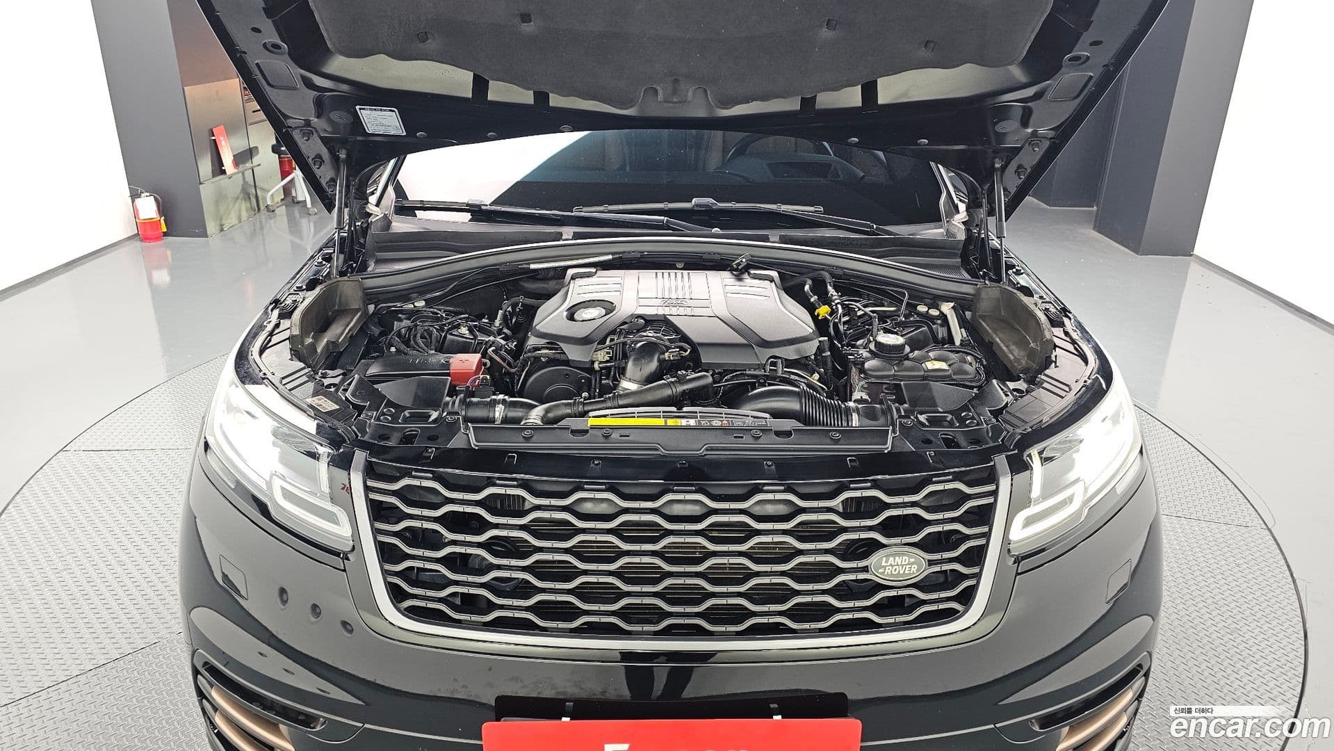 Main__Slider__Photo:Range Rover Velar Land Rover 2019.3-5