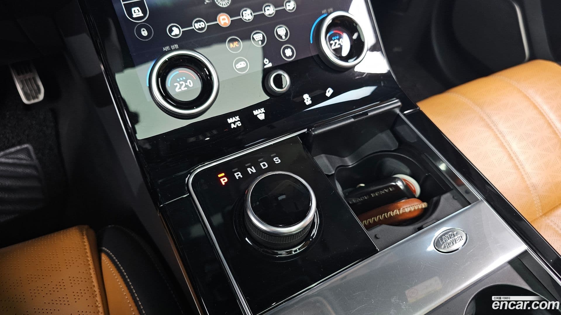 Main__Slider__Photo:Range Rover Velar Land Rover 2019.3-8