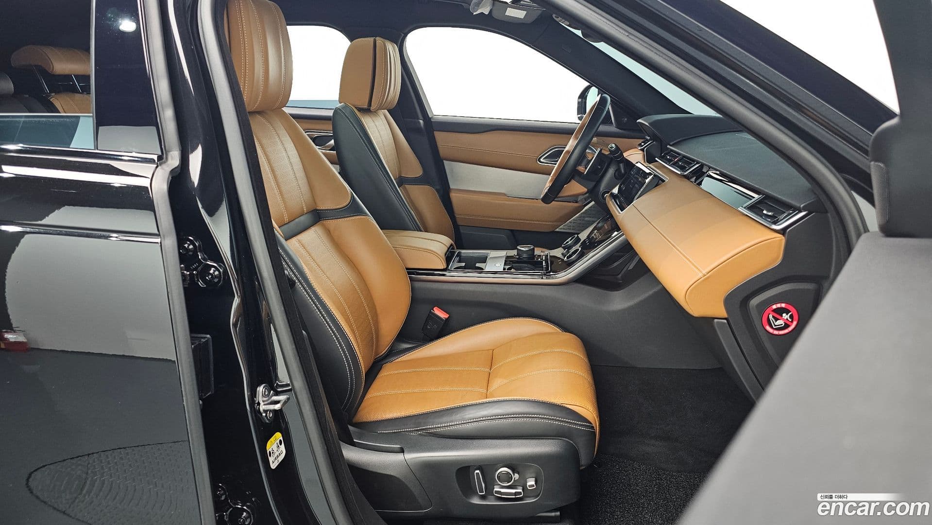 Main__Slider__Photo:Range Rover Velar Land Rover 2019.3-9