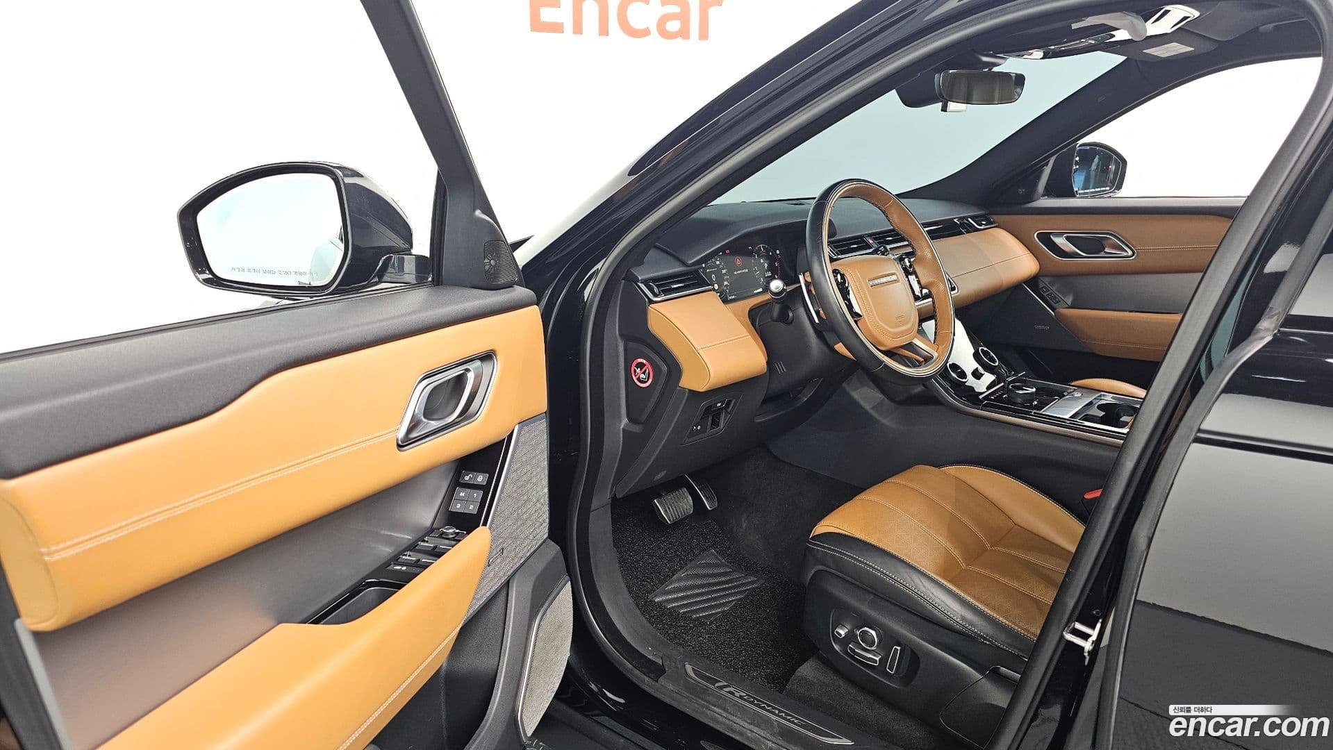 Main__Slider__Photo:Range Rover Velar Land Rover 2019.3-10