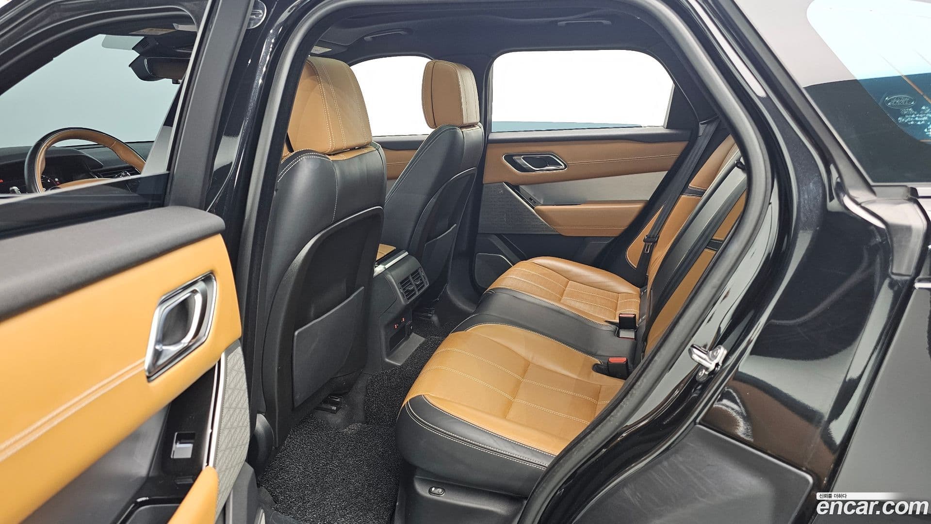 Main__Slider__Photo:Range Rover Velar Land Rover 2019.3-11