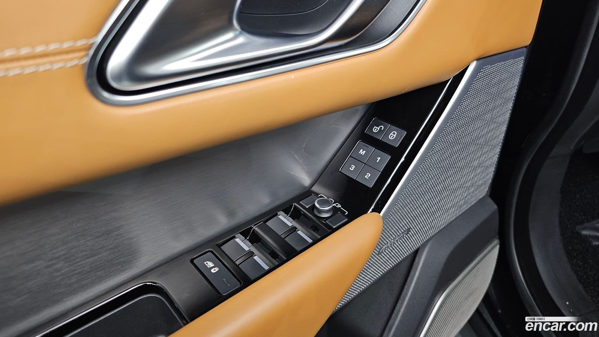 Main__Slider__Photo:Range Rover Velar Land Rover 2019.3-16