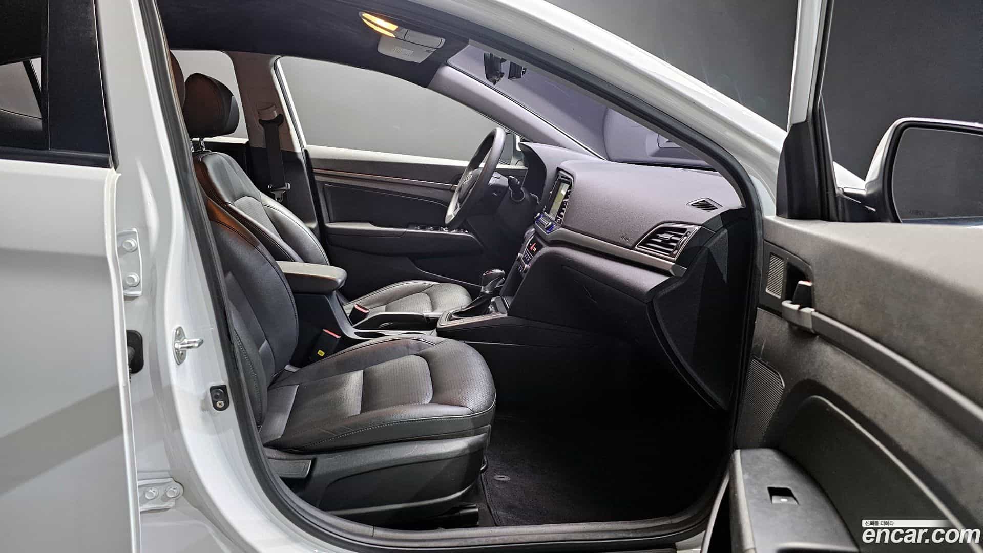 AVANTE Hyundai 2017.9-INNER-010