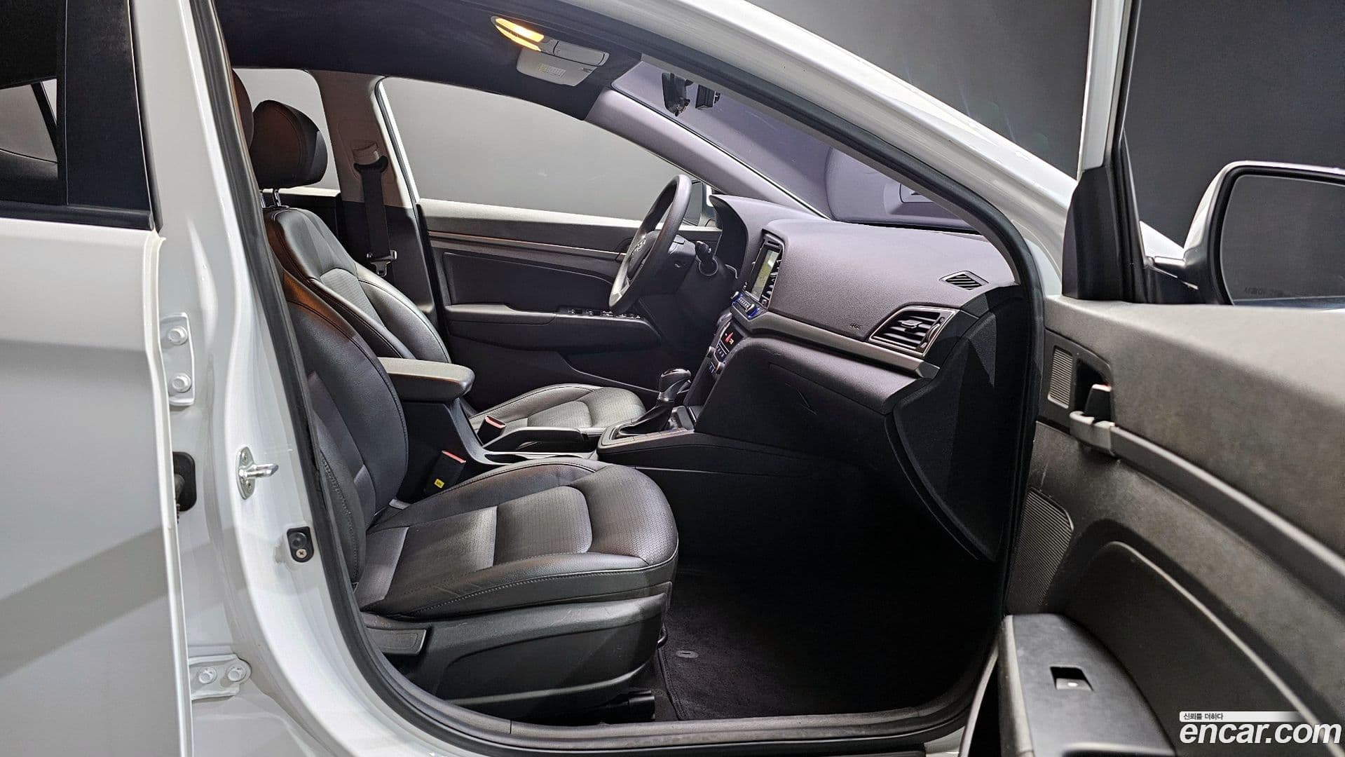 Main__Slider__Photo:AVANTE Hyundai 2017.9-9