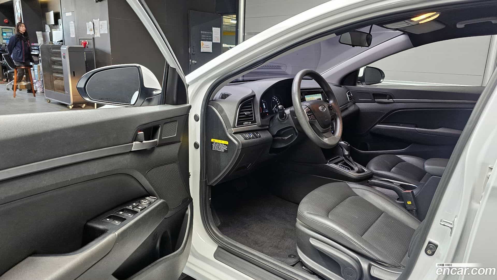 AVANTE Hyundai 2017.9-OPTION-015