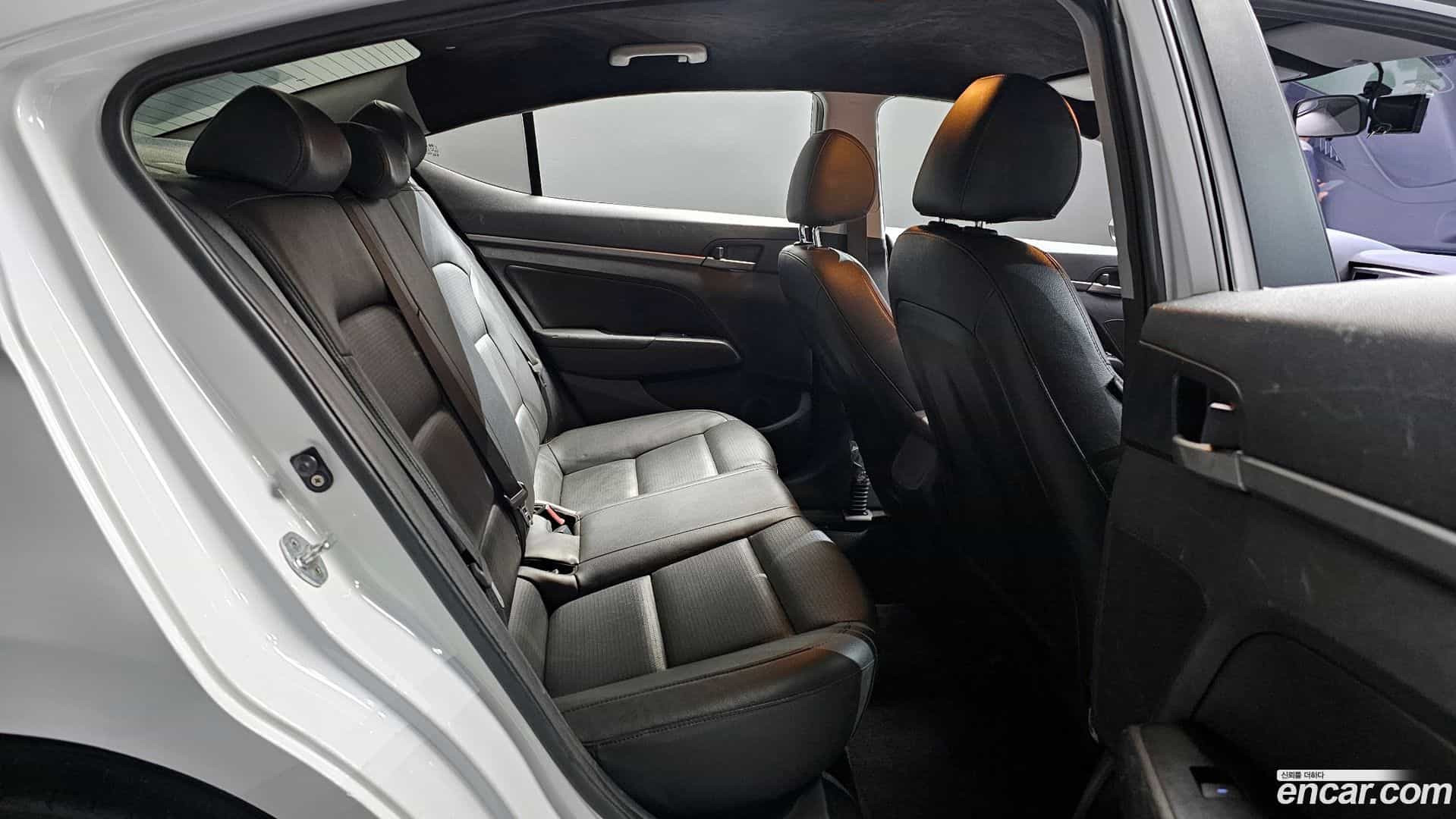 AVANTE Hyundai 2017.9-OPTION-016