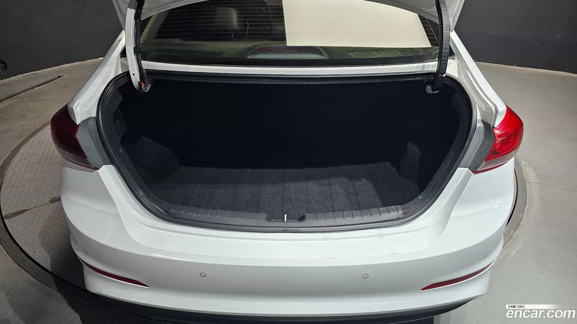 AVANTE Hyundai 2017.9-OPTION-024