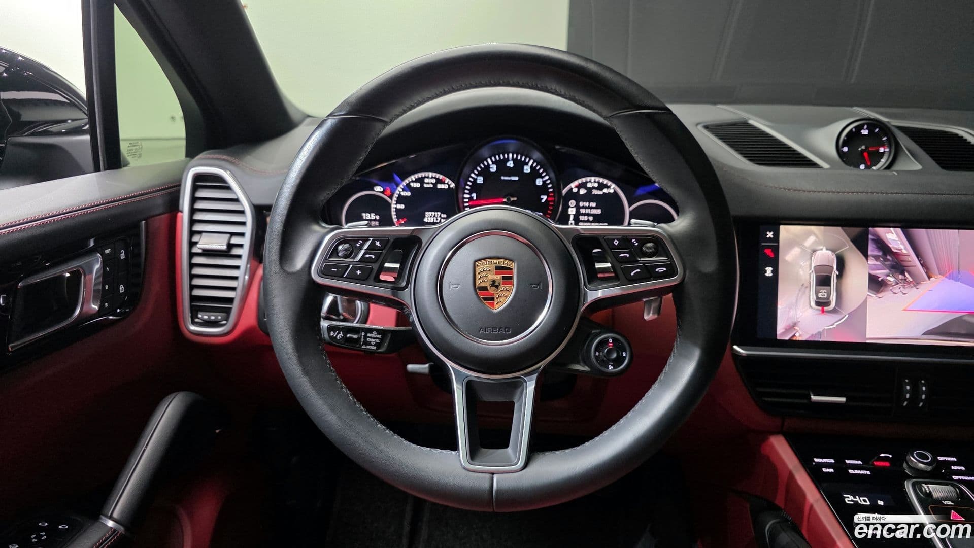 Main__Slider__Photo:Cayenne Porsche 2023.3-12