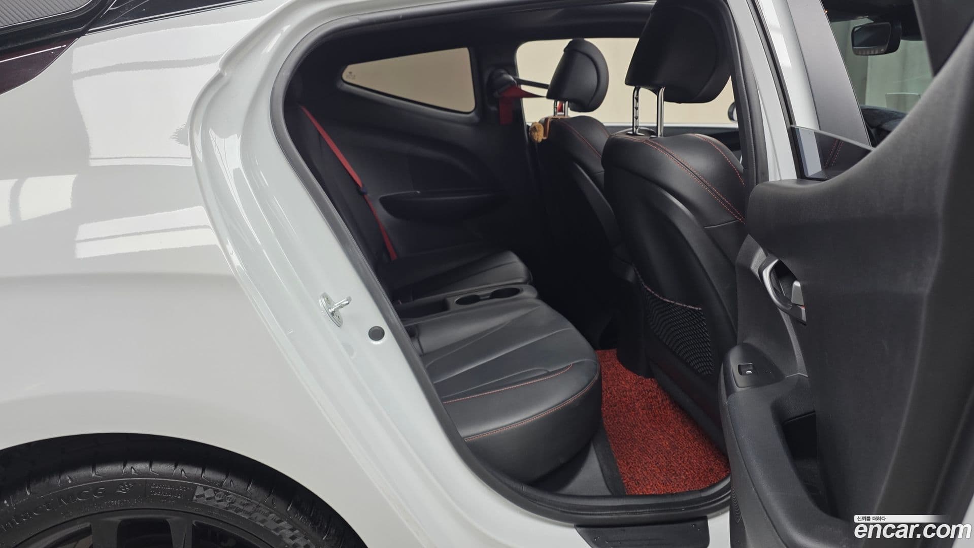 Main__Slider__Photo:Veloster Hyundai 2019.5-11