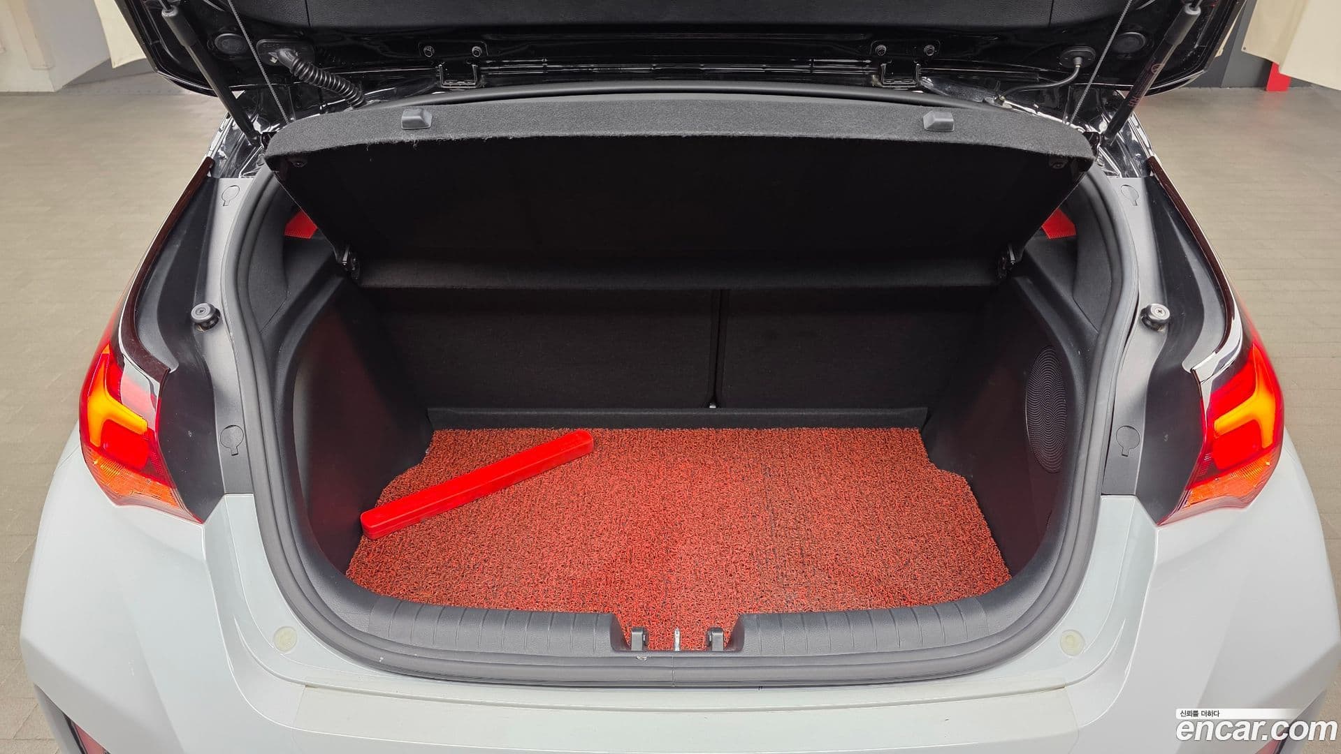 Main__Slider__Photo:Veloster Hyundai 2019.5-19