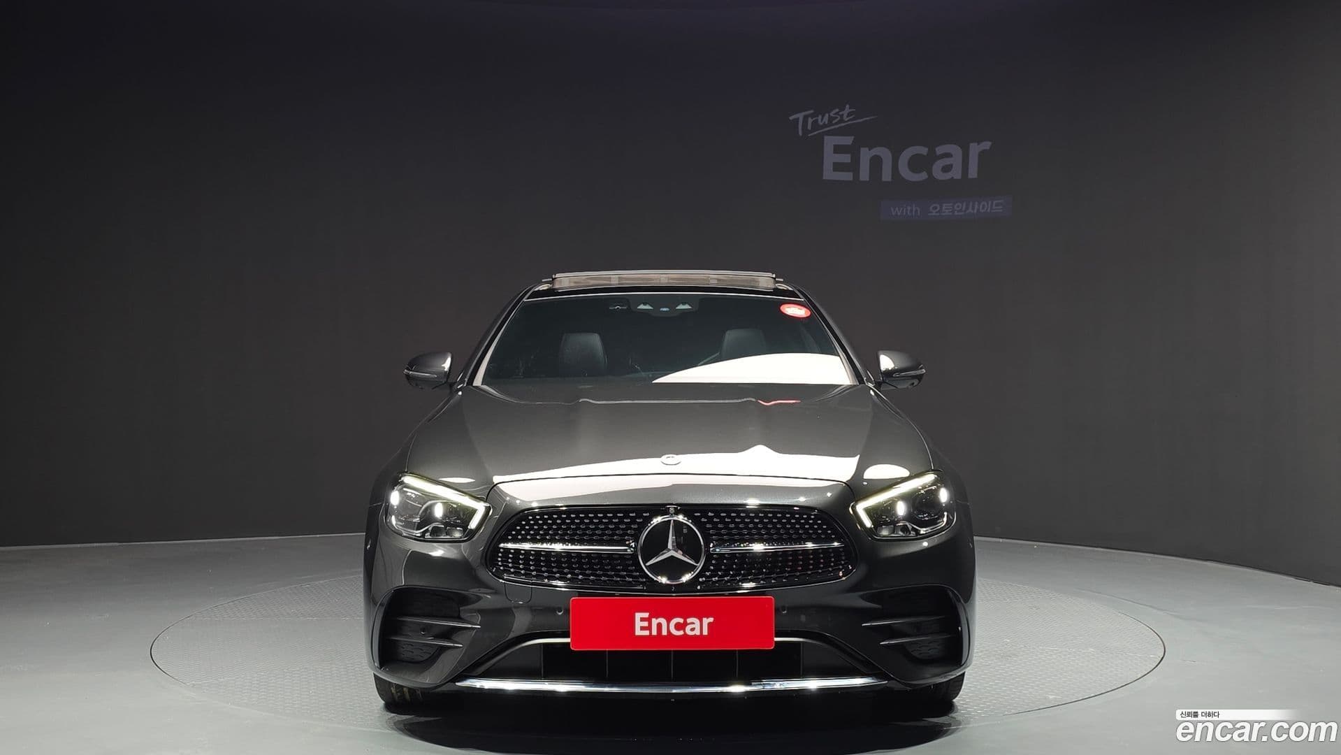 Main__Slider__Photo:E-Class Mercedes-Benz 2022.5-2