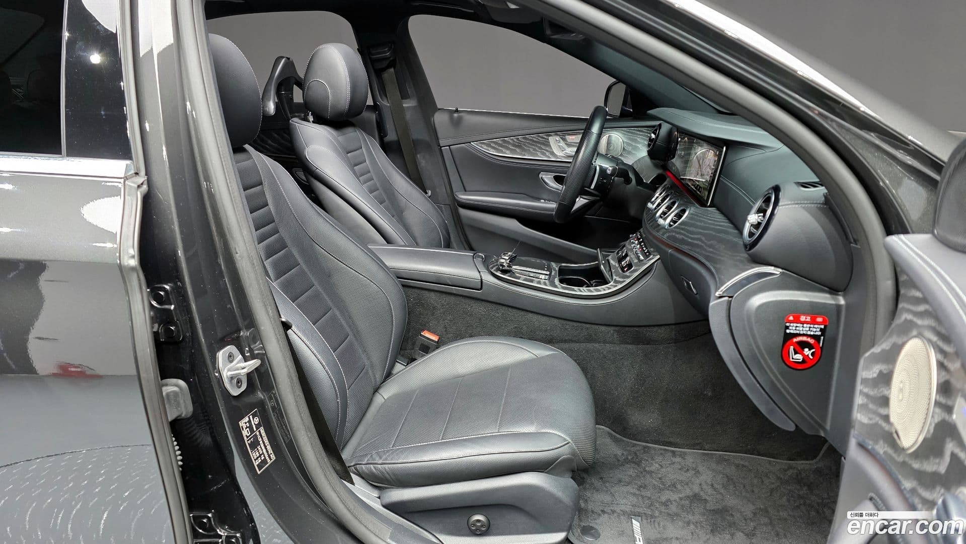 Main__Slider__Photo:E-Class Mercedes-Benz 2022.5-10