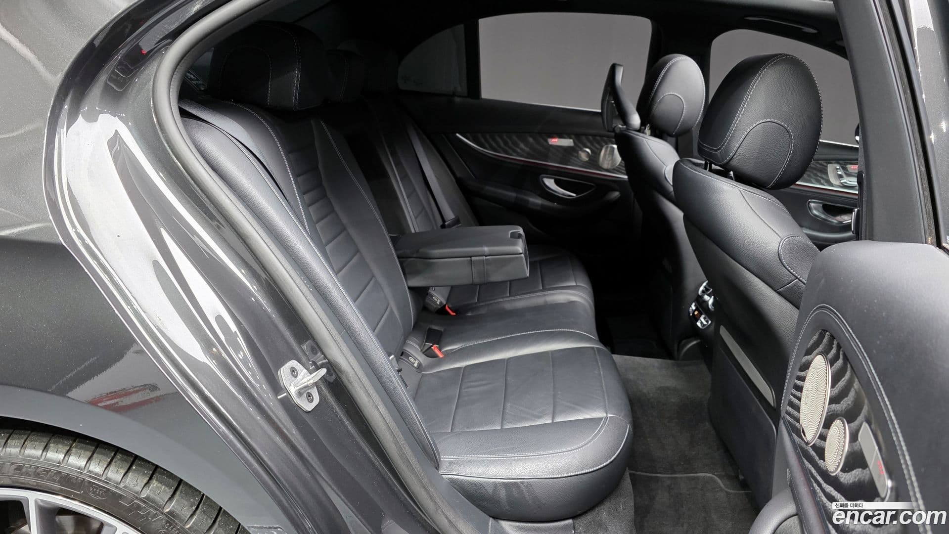 Main__Slider__Photo:E-Class Mercedes-Benz 2022.5-11