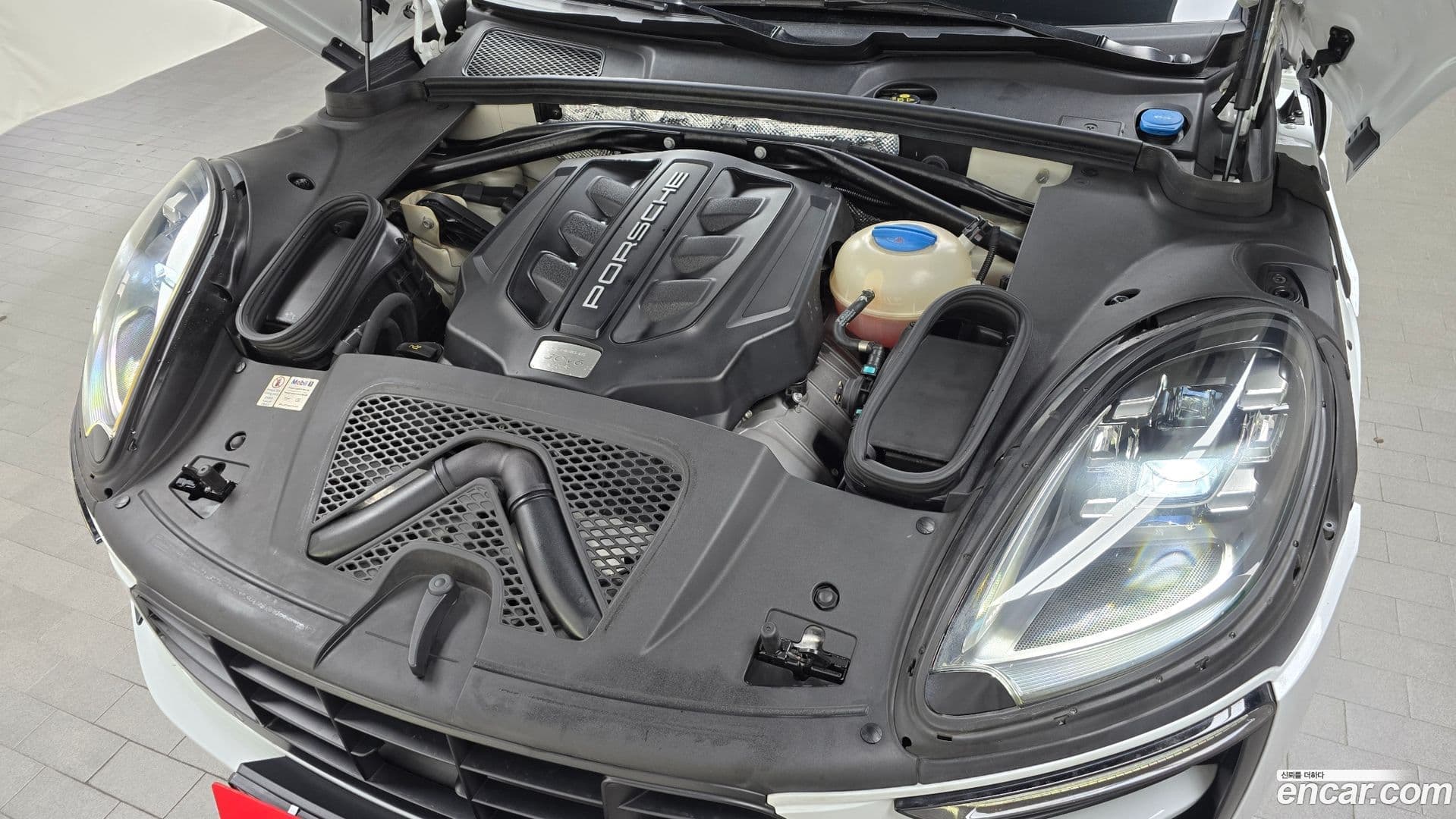 Main__Slider__Photo:Macan Porsche 2016.4-5