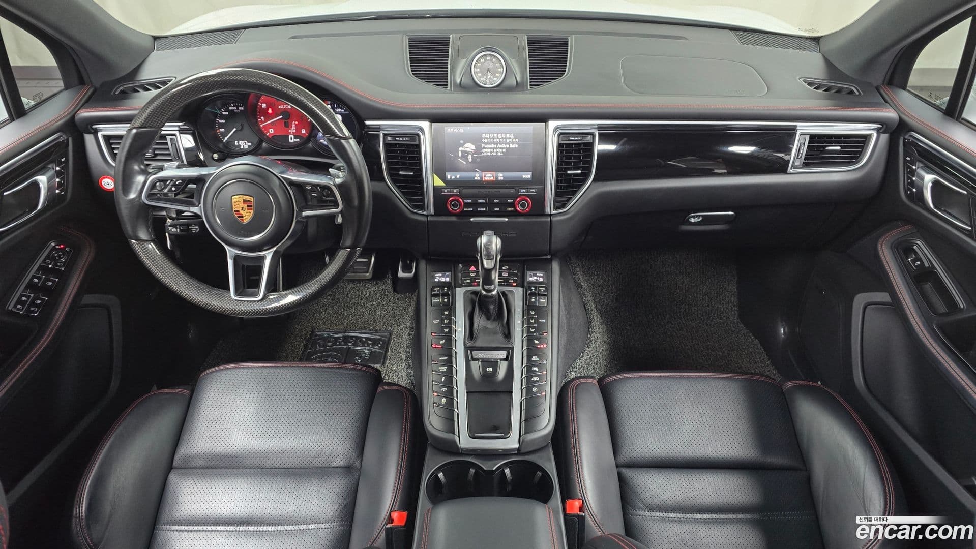 Main__Slider__Photo:Macan Porsche 2016.4-6