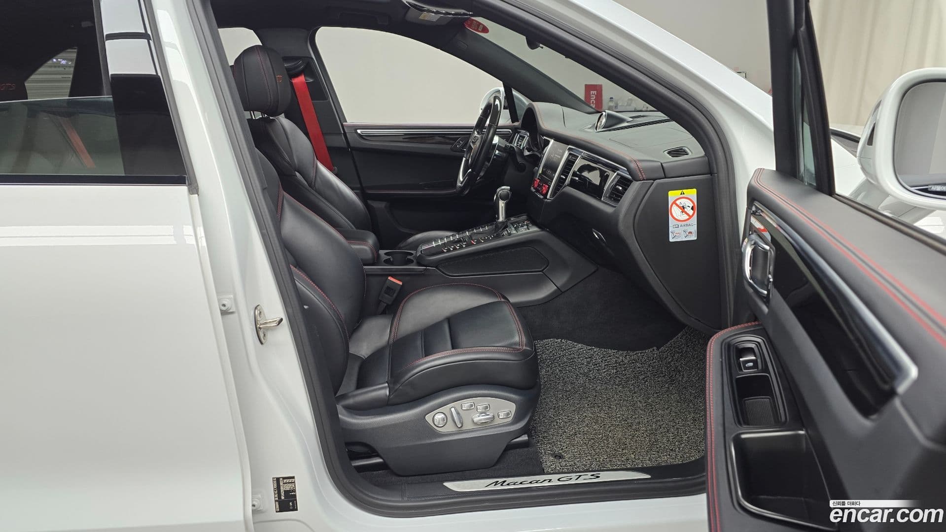 Main__Slider__Photo:Macan Porsche 2016.4-10