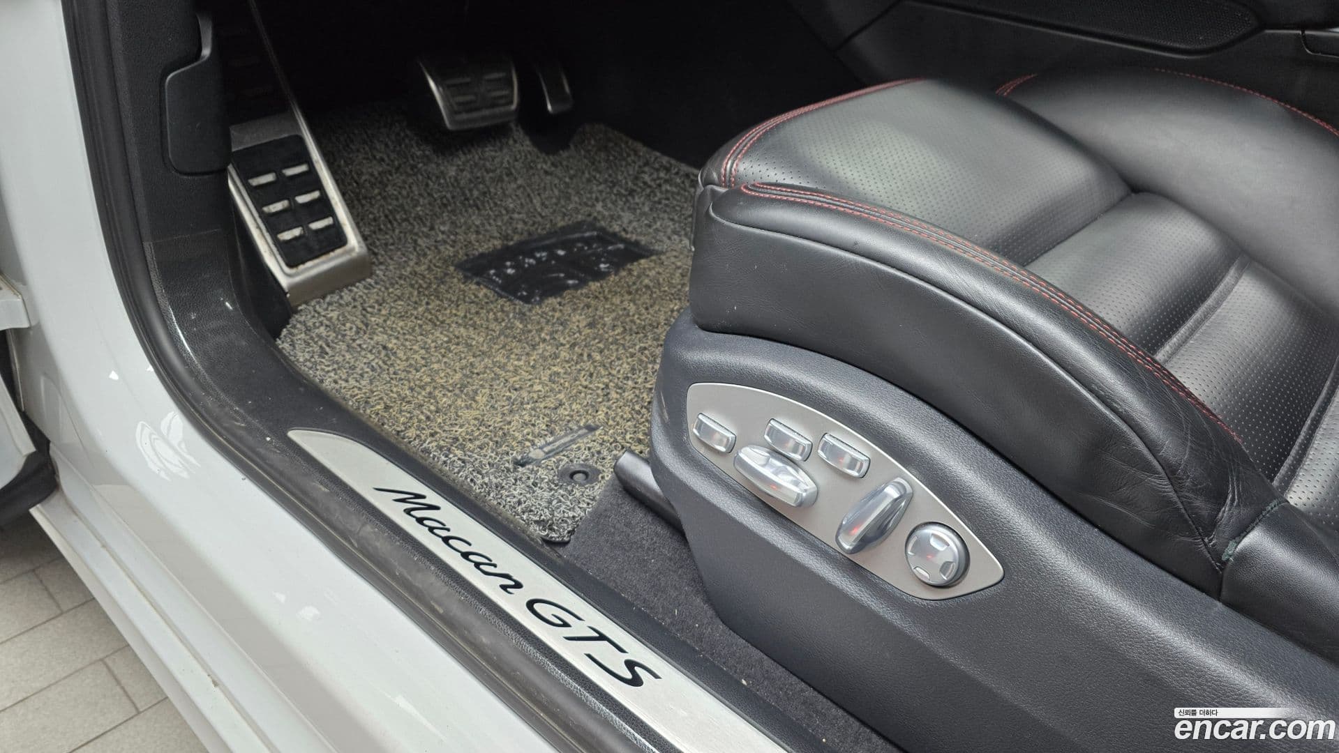 Main__Slider__Photo:Macan Porsche 2016.4-16