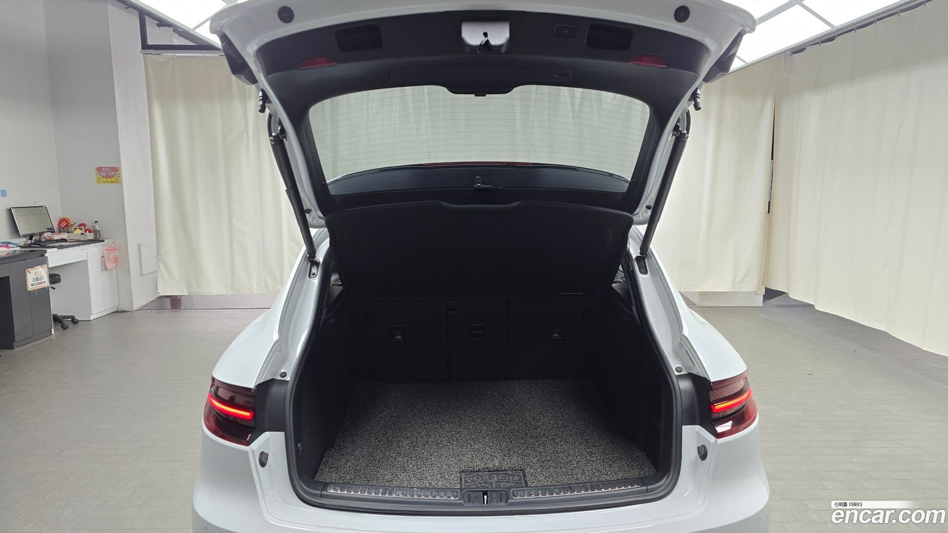 Main__Slider__Photo:Macan Porsche 2016.4-19