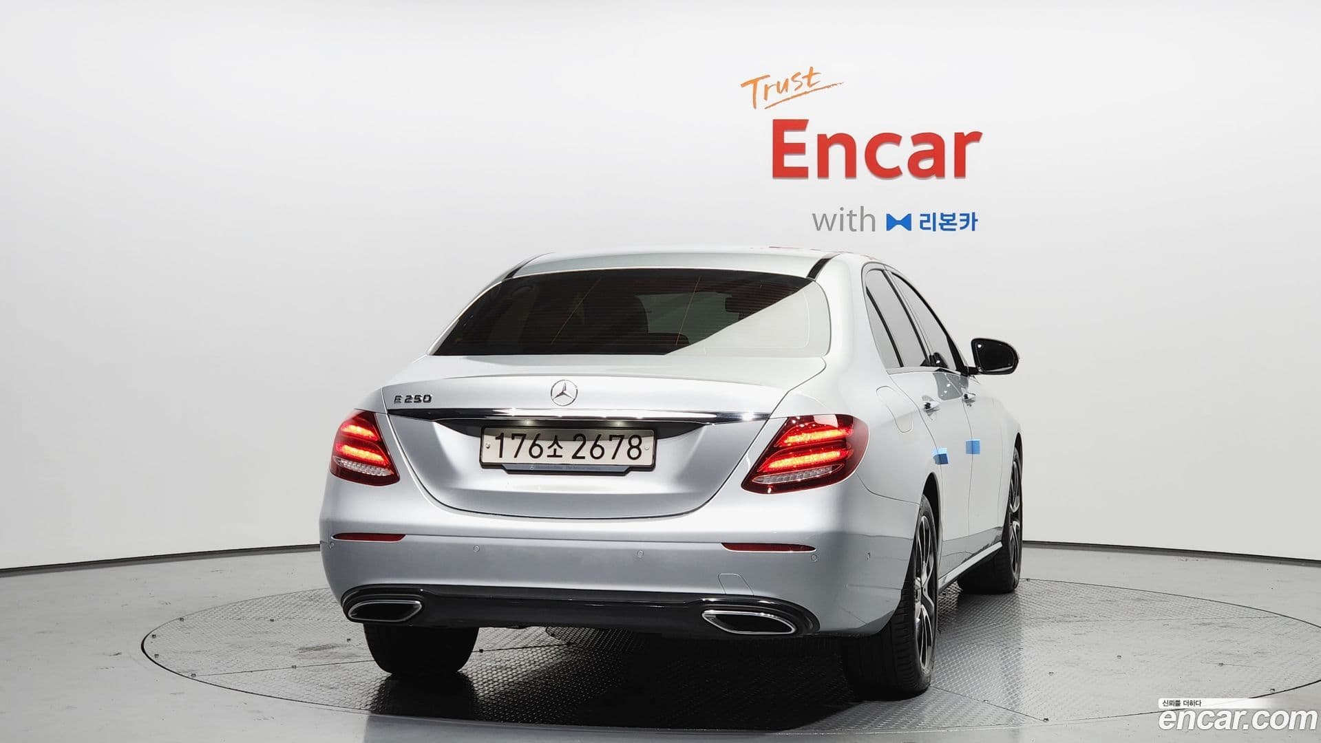 Main__Slider__Photo:E-Class Mercedes-Benz 2020.8-3