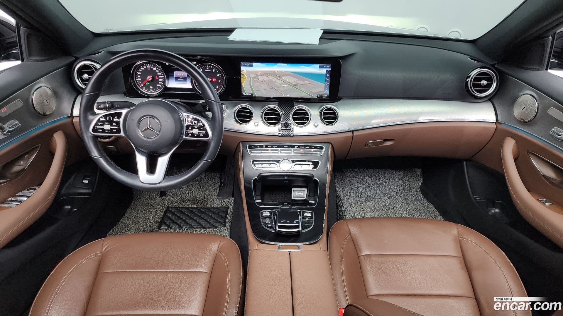 Main__Slider__Photo:E-Class Mercedes-Benz 2020.8-6