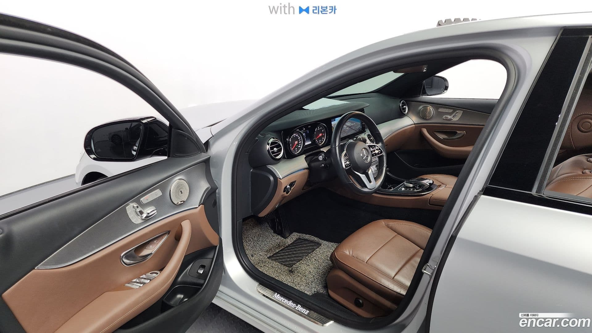 Main__Slider__Photo:E-Class Mercedes-Benz 2020.8-10