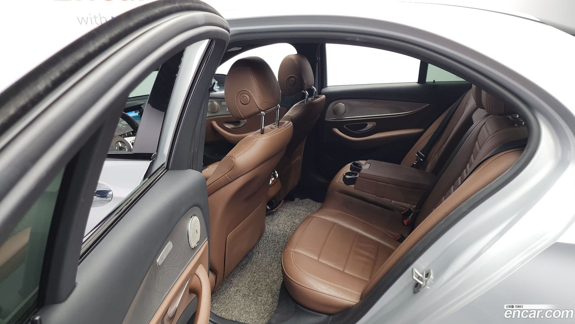 Main__Slider__Photo:E-Class Mercedes-Benz 2020.8-11