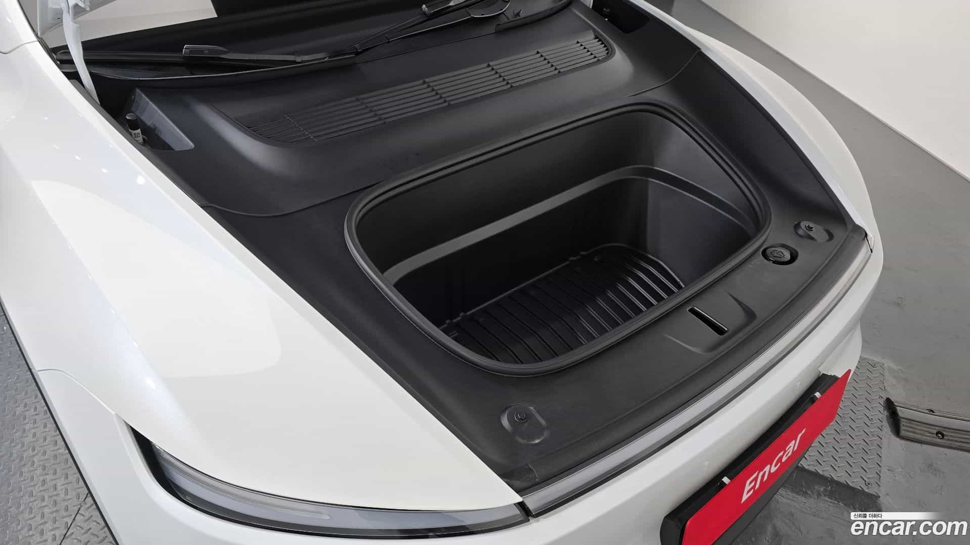 Model Y Tesla 2025.8-INNER-006