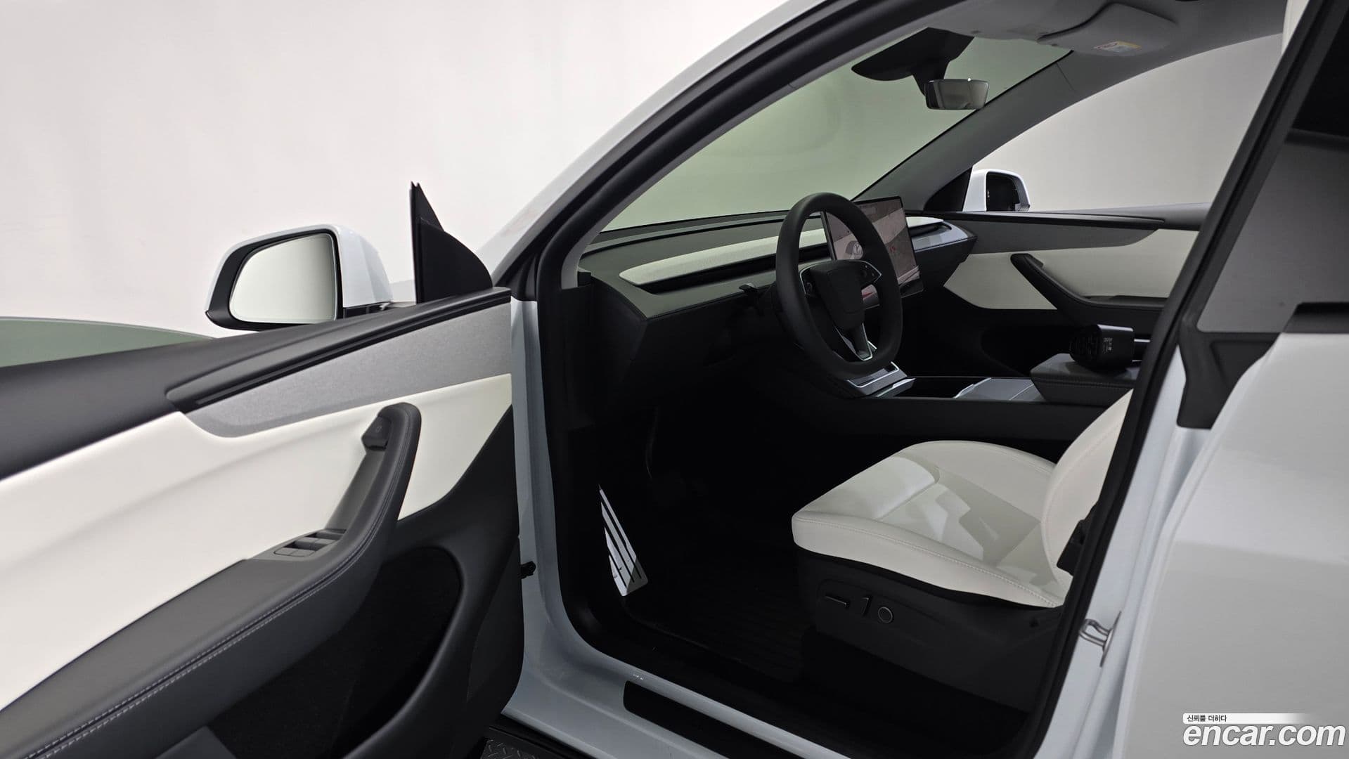 Main__Slider__Photo:Model Y Tesla 2025.8-9