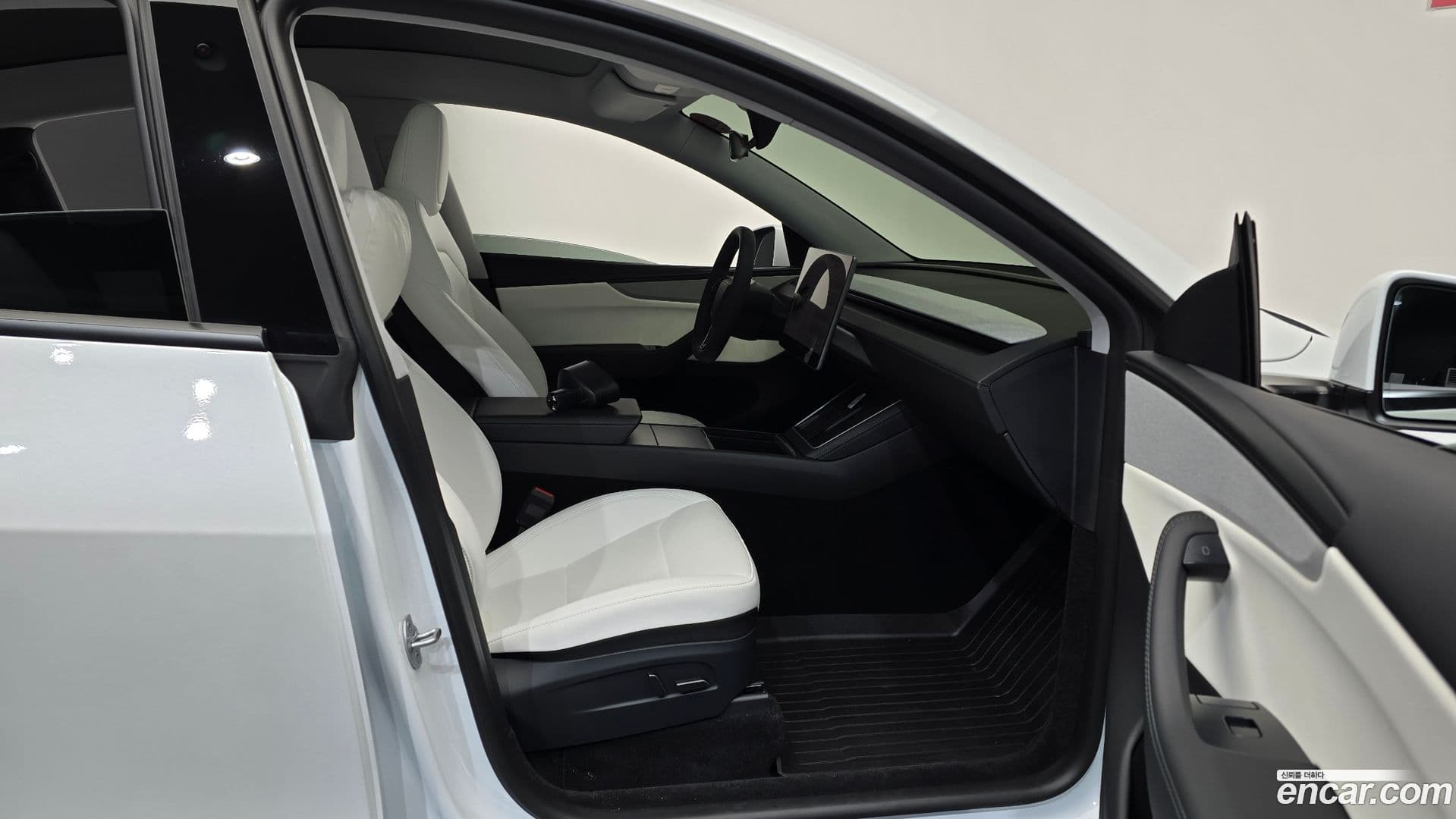 Main__Slider__Photo:Model Y Tesla 2025.8-10