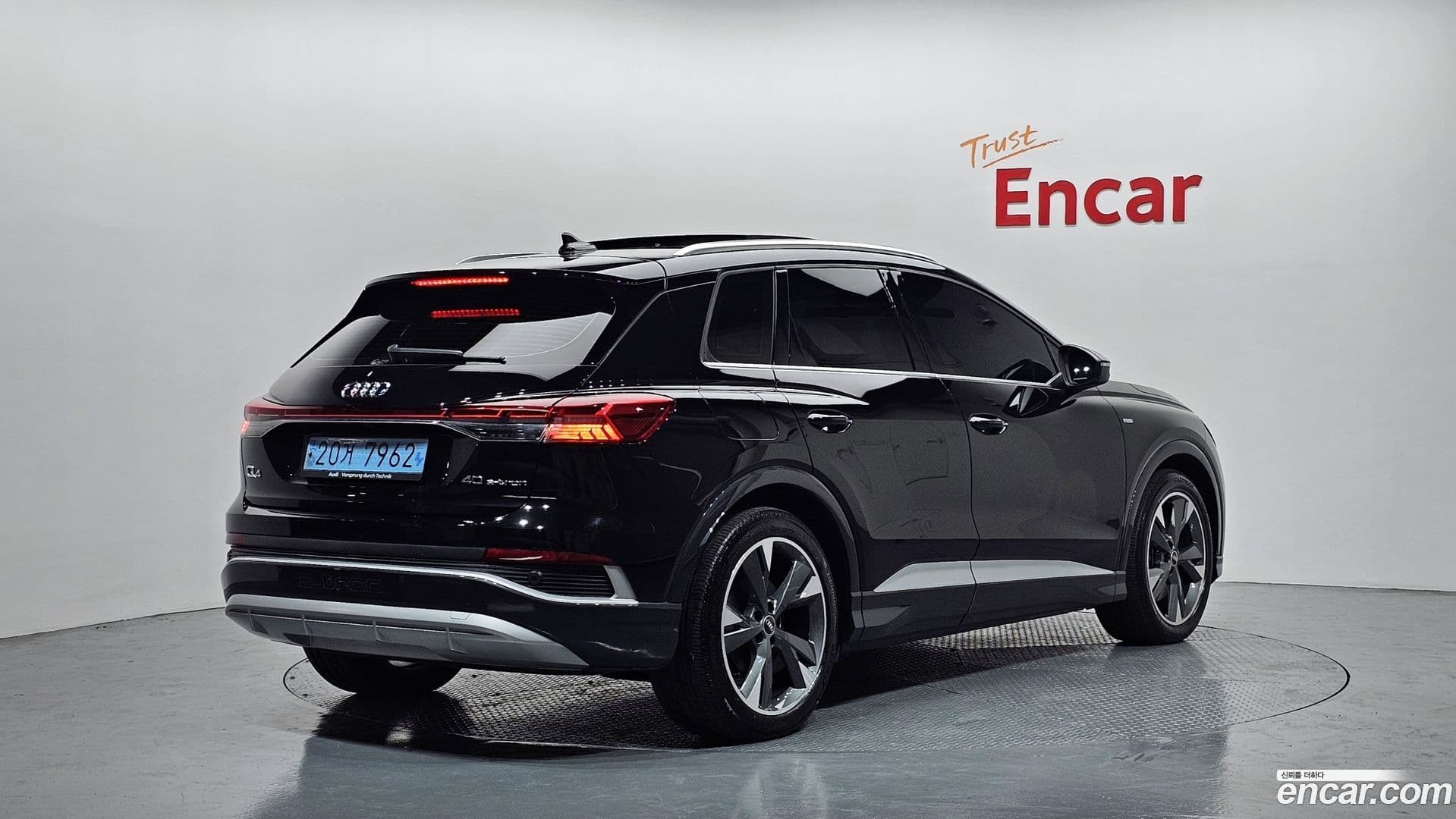 Main__Slider__Photo:Q4 e-tron Audi 2022.8-1