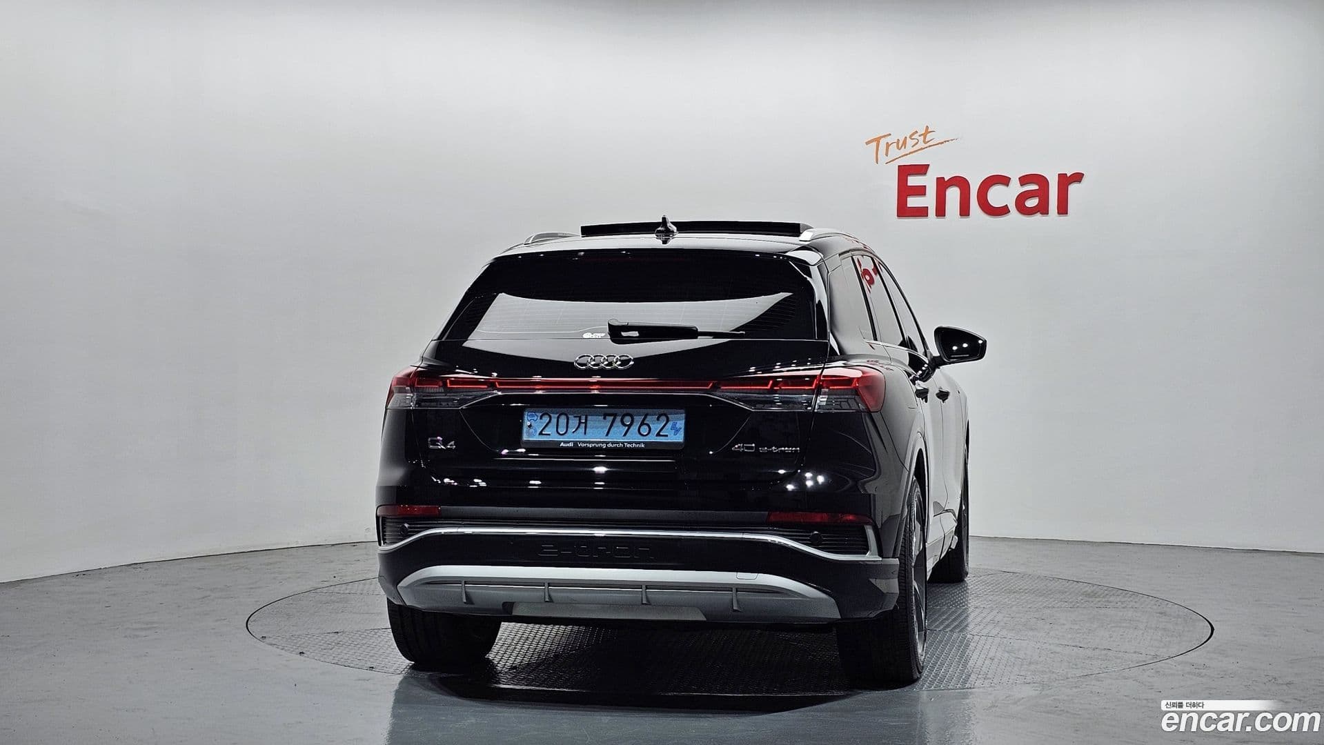 Main__Slider__Photo:Q4 e-tron Audi 2022.8-3