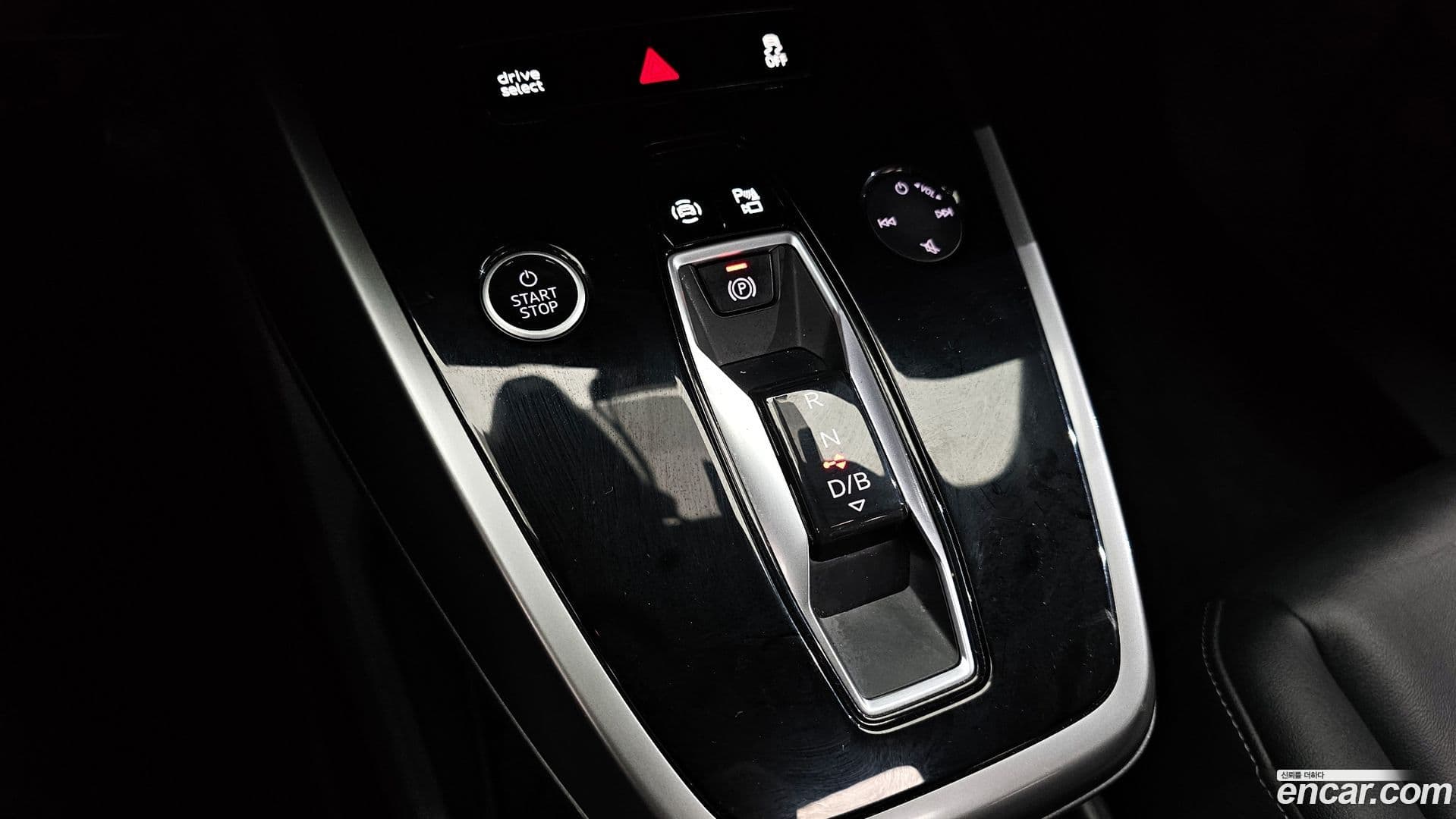 Main__Slider__Photo:Q4 e-tron Audi 2022.8-8