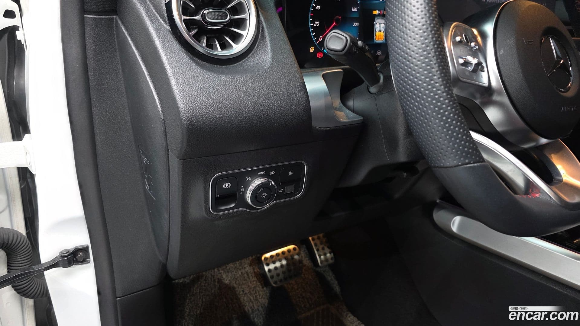 Main__Slider__Photo:GLB-Class Mercedes-Benz 2022.5-12