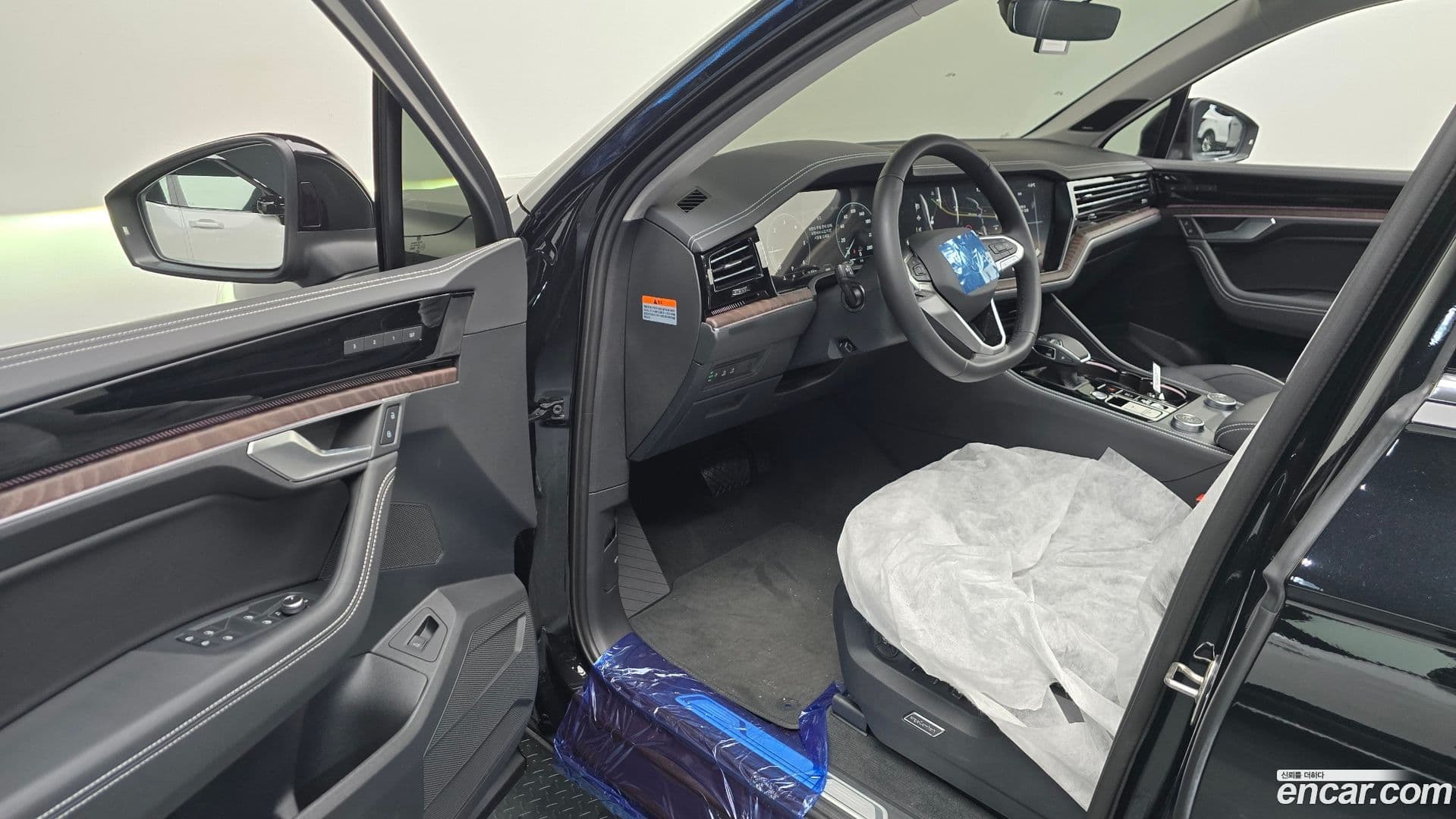 Main__Slider__Photo:Touareg Volkswagen 2025.11-10