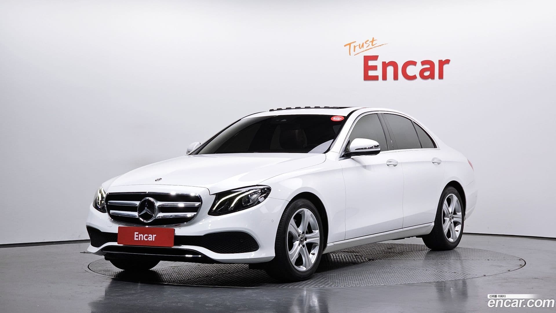 Main__Slider__Photo:E-Class Mercedes-Benz 2018.2-0