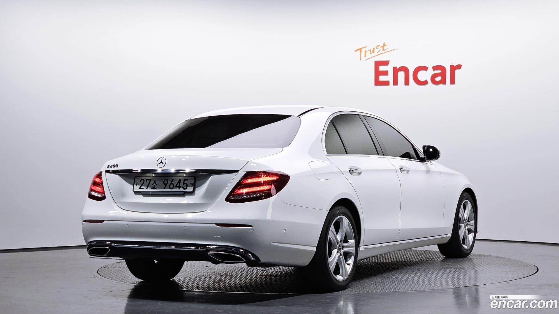 Main__Slider__Photo:E-Class Mercedes-Benz 2018.2-1